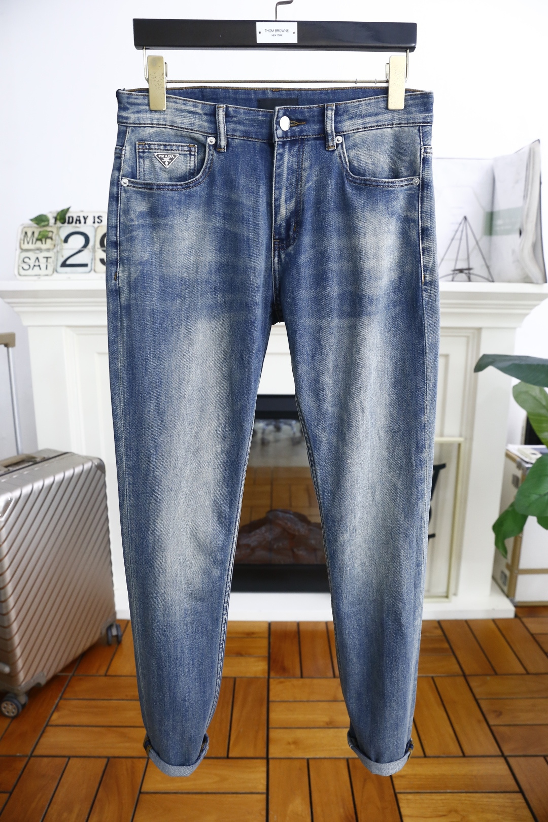 NO:136292,Pula*/Pr*da. 25 spring and summer new product original single high-end men's jeans luxury classic brand letter LOGO accessories. Hot-selling models for overseas counters. They are very comfortable to wear, low-key and luxurious. They are very classy when worn. There is no need to say much about the trouser style and cutting. The upper body is exquisite and vivid, and the top quality is top quality. The selection of real palace-grade denim. High-end top washing denim fabric, excellent quality, and heavy washing makes the pants very soft!  Not picky about people, the upper body is absolutely stylish and extremely luxurious. Counter size 29-38, no 35/37!  Shipping the next day!  ,prada,jeans,alexander wang19860909普拉*/Pr*da. 25春夏新品原单高端男士牛仔裤奢华经典品牌字母LOGO配饰 海外专柜热销款 身穿着非常舒适 低调不失奢华 穿出去非常有档次 裤型款式和裁剪亦无需多言 上身精致跃然高档一等一顶级质料 真正殿堂级的牛仔布选用 高档顶级洗水牛仔面料,品质卓然,经过重水洗使得裤子很柔软！不挑人 上身绝对的有型 极度奢华. 专柜尺码 29-38,无35/37！隔天出货！,,prada,jeans,alexander wang,Men's clothing