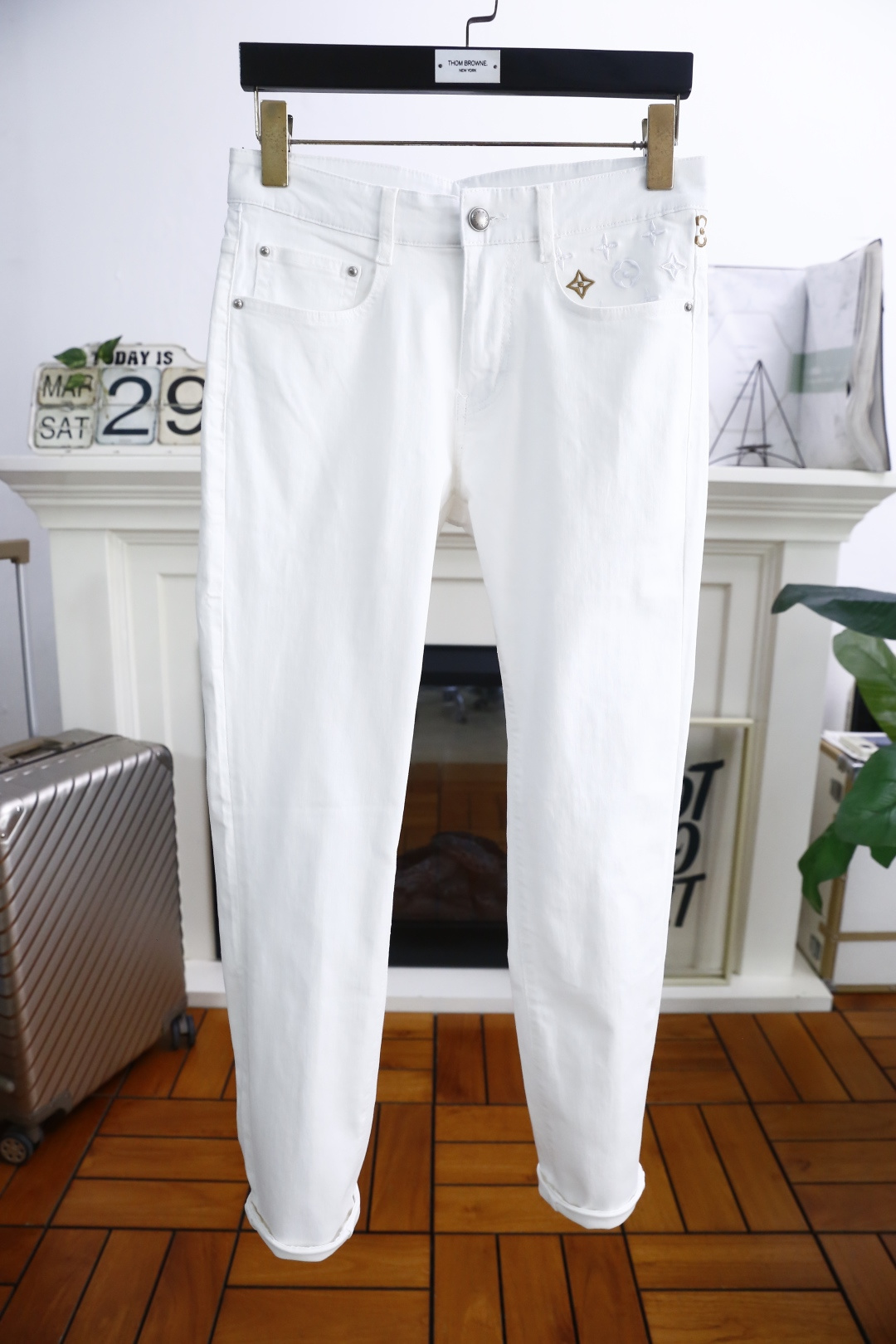 NO:136295,Louis Vuitt*n. 25 spring new product original single high-end men's casual pants!  Luxury classic brand LOGO accessories, hot-selling models for overseas counters, very comfortable to wear, low-key and luxurious, very classy when worn, no need to say much about the trouser style and cutting. The upper body is exquisite and vivid, high-end and top-grade material. The selection of real palace-grade denim. High-end top-washed denim fabric, excellent quality, and heavy washing makes the pants very soft!  Not picky about people, the upper body is absolutely stylish and extremely luxurious. Counter size 29-40, shipped the next day!  ,,louis vuitton,louis vuitton,alexander wang19860909路易威*/Louis Vuitt*n. 25春季新品原单高端男士休闲裤！奢华经典品牌LOGO配饰 海外专柜热销款 身穿着非常舒适 低调不失奢华 穿出去非常有档次 裤型款式和裁剪亦无需多言 上身精致跃然高档一等一顶级质料 真正殿堂级的牛仔布选用 高档顶级洗水牛仔面料,品质卓然,经过重水洗使得裤子很柔软！不挑人 上身绝对的有型 极度奢华. 专柜尺码 29-40,隔天出货！,,louis vuitton,louis vuitton,alexander wang,Men's clothing