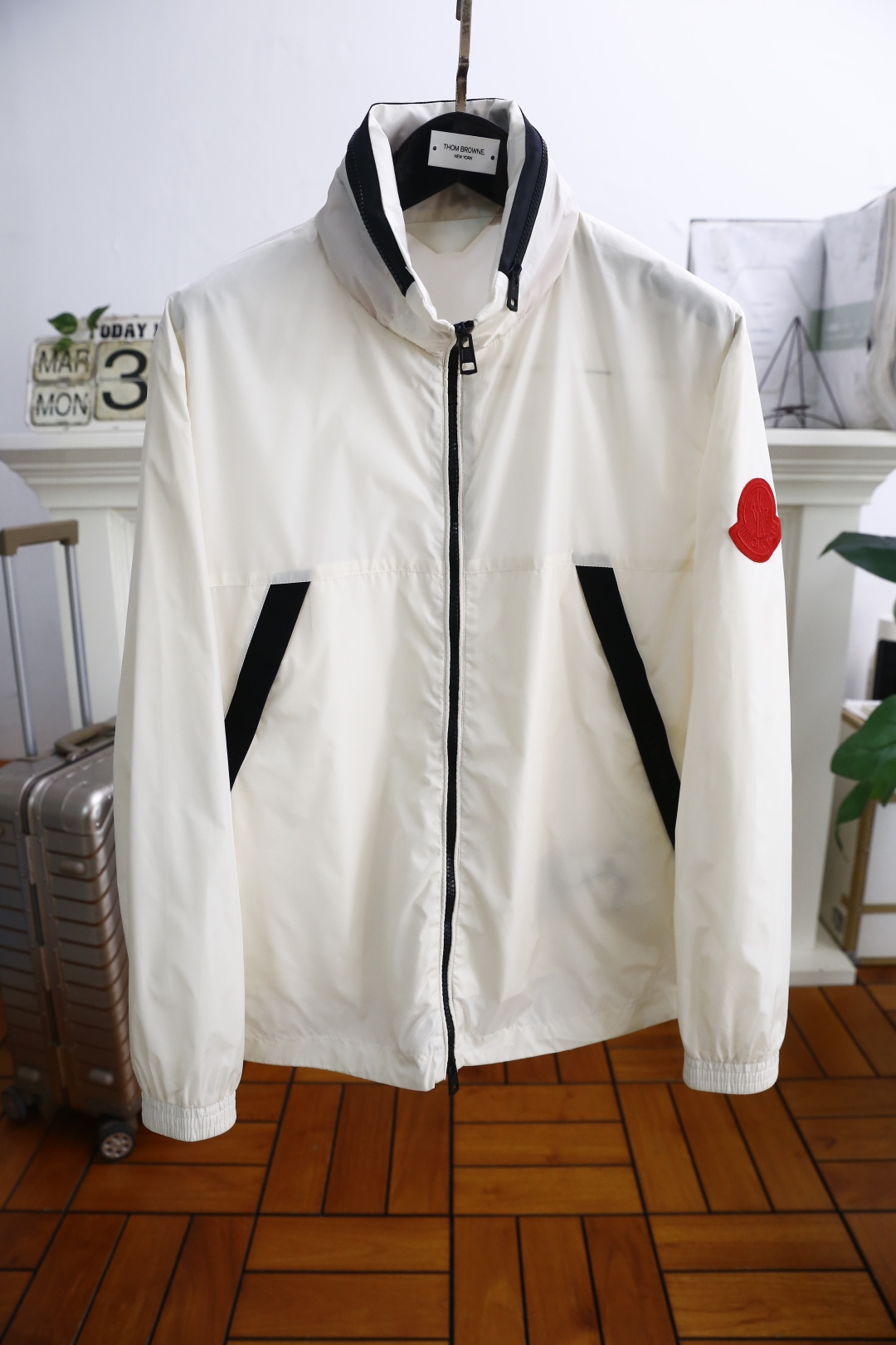 NO:136301,Mon*ler. New product for spring 2025!  Fashionable men's stand-up collar jacket!  Comfortable and versatile, extremely popular item!  Complete three standards!  The original LOGO of the luxury classic brand is made of comfortable and breathable fabric, with a high-quality material, with very delicate texture, exquisite and exquisite detailing and exquisite auxiliary materials. All the accessories are provided by foreign merchants. It is a single item with extremely high shaping. The shape on the street is absolutely eye-catching, and it is an excellent equipment that can be selected from thousands of people!  Counter size M-3XL, shipped the next day!  ,Moncler,jackets & coats,alexander wang19860909蒙口/Mon*ler. 2025春季新品！时尚男士立领夹克！舒适百搭,人气极高的一款单品！三标齐全！奢华经典品牌原版LOGO搭配采用舒适透气面料高克重材质,质感非常细腻,细节工艺精湛考究,辅料皆为外商客供,塑造性极高的一款单品,出街造型绝对招眼吸睛,万里挑一的绝佳装备！专柜尺码M-3XL,隔天出货！,,Moncler,jackets & coats,alexander wang,Men's clothing