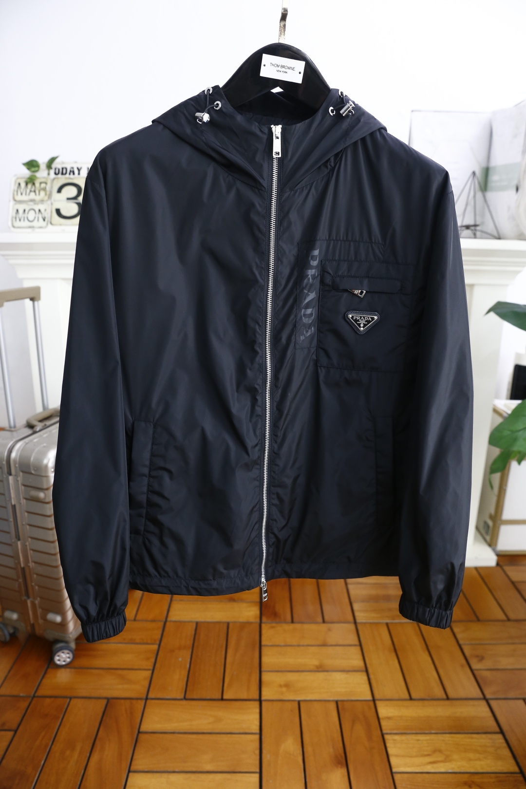 NO:136298,Pula*/Pr*da. New spring 2025 men's jacket!  Complete three standards!  The logo of fashionable hooded paired with luxurious classic brand elements is very distinctive and has a stunning effect, demonstrating the extremely high brand fashion proposition and perfectly interprets the characteristics and soul of the brand!  It is made of comfortable and breathable fabric, with high-quality texture, exquisite and exquisite detailing and exquisite auxiliary materials. It is a single product with extremely high shaping. Its appearance on the street is absolutely eye-catching and has an excellent equipment that can be selected from thousands of people!  Counter size M-3XL, shipped the next day!  ,,prada,jackets & coats,jackets & coats,hats,alexander wang19860909普拉*/Pr*da. 2025春季新品男士夹克外套！三标齐全！时尚连帽搭配奢华经典品牌元素logo辨识度非常鲜明,效果惊艳,彰显了极高的品牌时髦主张,完美诠释了品牌的特质及灵魂所在！采用舒适透气面料高克重材质,质感非常细腻,细节工艺精湛考究,辅料皆为外商客供,塑造性极高的一款单品,出街造型绝对招眼吸睛,万里挑一的绝佳装备！专柜尺码M-3XL,隔天出货！,,prada,jackets & coats,jackets & coats,hats,alexander wang,Men's clothing