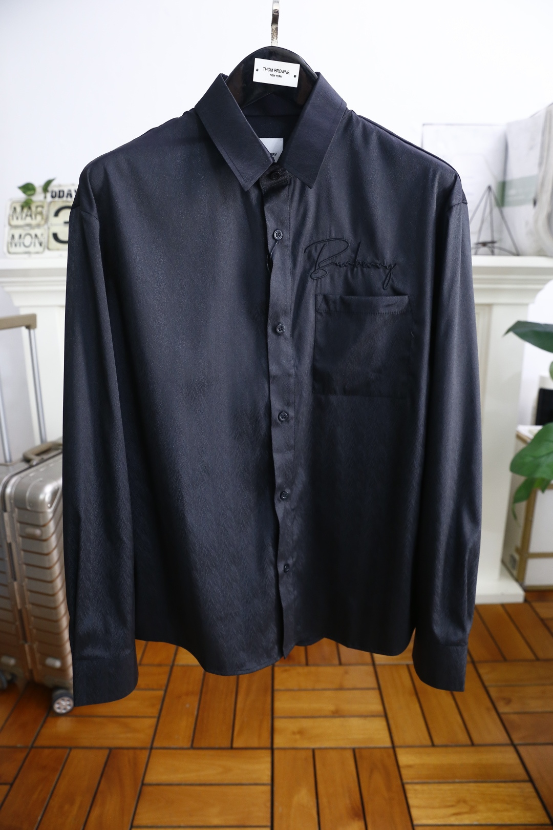 NO:136310,Burber*y. New spring 2025!  The highest version of the fashion classic lapel shirt in the market is complete with three standards. The design of luxury classic brand elements is perfect. It is a cabinet-in-the-box, predictable hot product, high-end top-quality comfortable fabric, master-level tailoring, invincible texture, excellent skin-friendly and exquisite craftsmanship, smooth lines, perfect matching!  Easy to upgrade the sense of fashion, with high recognition, excellent upper body effect, extremely exquisite workmanship, neat and meticulous routes, and can be matched for business or daily leisure!  Counter size M-3XL, shipped the next day!  ,burberry,burberry,shirts,alexander wang19860909巴宝丽/Burber*y. 2025春季新款！时尚经典翻领衬衫市场最高版本三标齐全奢华经典品牌元素设计品相完美如斯,属于入柜级别,可预见性的爆款,高级顶级舒适面料,大师级剪裁,质感无敌,亲肤性极佳工艺精湛,线条流畅,完美搭配！轻松将时髦感进阶,有着高强辨识度,上身效果超赞,做工极为考究严谨,走线工整细致,商务抑或日常休闲均可搭配！专柜尺码 M-3XL,隔天出货！,,burberry,burberry,shirts,alexander wang,Men's clothing