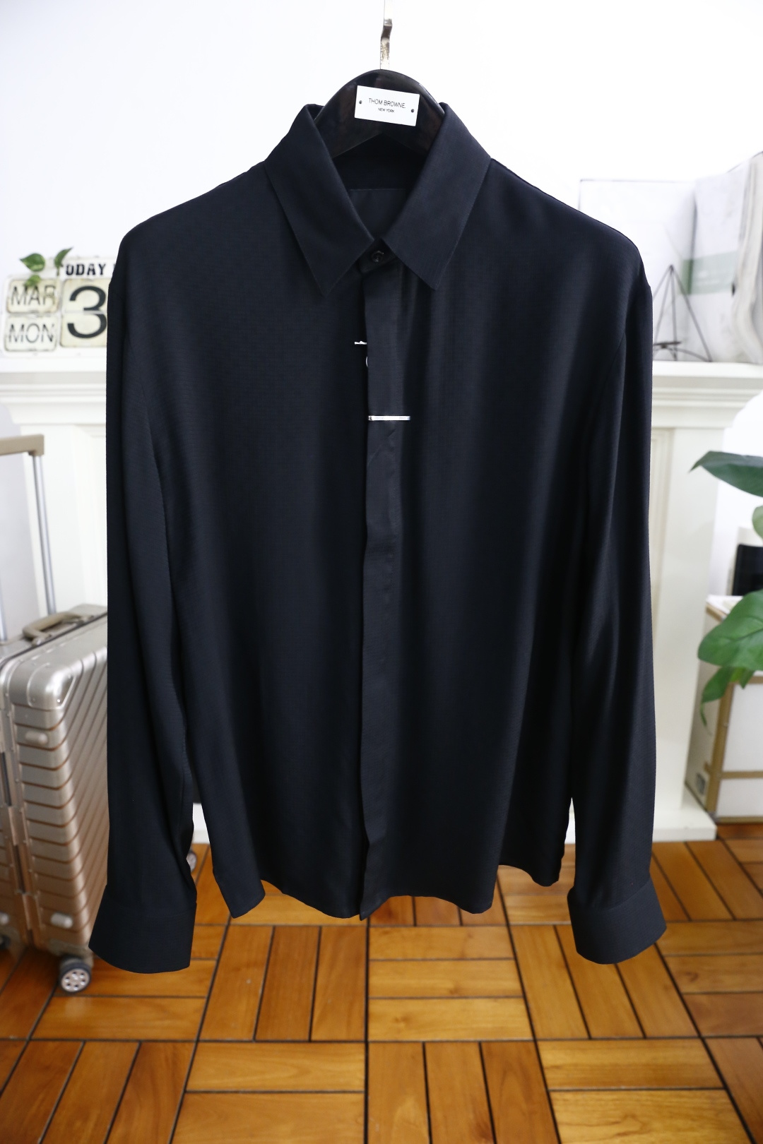 NO:136304,Givenchy. The new spring and summer 2025 new fashionable men's long-sleeved shirt has three-standard luxury brand classic elements design. It is a cabinet-in-the-box, predictable hot product, high-end top-quality comfortable fabric, master-level tailoring, invincible texture, excellent skin-friendly and exquisite craftsmanship, smooth lines, perfect matching!  Easy to upgrade the sense of fashion, with high recognition, excellent upper body effect, extremely exquisite workmanship, neat and meticulous routes, and can be matched for business or daily leisure!  Counter size M-3XL, shipped the next day!  , given ,shirts,alexander wang19860909纪梵希. 2025春夏新款时尚男士长袖衬衫三标齐全奢华品牌经典元素设计品相完美如斯,属于入柜级别,可预见性的爆款,高级顶级舒适面料,大师级剪裁,质感无敌,亲肤性极佳工艺精湛,线条流畅,完美搭配！轻松将时髦感进阶,有着高强辨识度,上身效果超赞,做工极为考究严谨,走线工整细致,商务抑或日常休闲均可搭配！专柜尺码 M-3XL,隔天出货！,,givenchy,shirts,alexander wang,Men's clothing