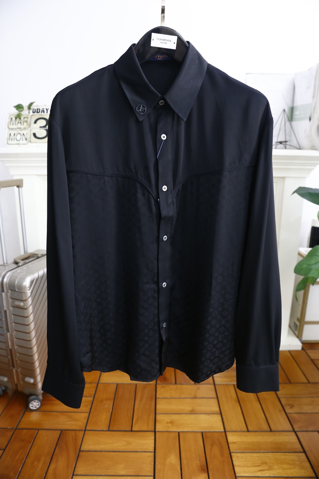 NO:136307,Louis Via */LV. The new spring and summer 2025 new fashionable men's long-sleeved shirt with three-standard complete chest brand classic elements design is perfect, it is a cabinet-level, predictable hot product, high-end top-quality comfortable fabric, master-level tailoring, invincible texture, excellent skin-friendliness, superb craftsmanship, smooth lines, perfect match!  Easy to upgrade the sense of fashion, with high recognition, excellent upper body effect, extremely exquisite workmanship, neat and meticulous routes, and can be matched for business or daily leisure!  Counter size M-3XL, shipped the next day!  ,,louis vuitton,louis vuitton,shirts,alexander wang19860909路易威*/LV. 2025春夏新款时尚男士长袖衬衫三标齐全胸前品牌经典元素设计品相完美如斯,属于入柜级别,可预见性的爆款,高级顶级舒适面料,大师级剪裁,质感无敌,亲肤性极佳工艺精湛,线条流畅,完美搭配！轻松将时髦感进阶,有着高强辨识度,上身效果超赞,做工极为考究严谨,走线工整细致,商务抑或日常休闲均可搭配！专柜尺码 M-3XL,隔天出货！,,louis vuitton,louis vuitton,shirts,alexander wang,Men's clothing