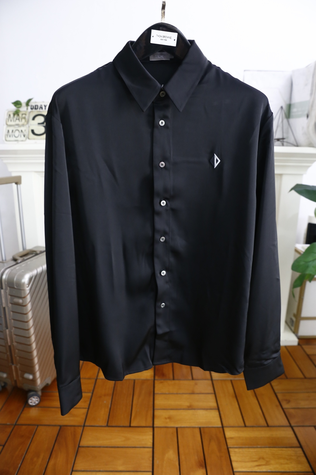 NO:136285,Dior/Christian D*or. 2025 spring and summer new fashionable men's long-sleeved shirts with three complete luxury brand classic elements design is perfect, it is a cabinet-in-the-box, predictable hot product, high-end top comfortable fabric, master-level tailoring, invincible texture, excellent skin-friendly and exquisite craftsmanship, smooth lines, perfect matching!  Easy to upgrade the sense of fashion, with high recognition, excellent upper body effect, extremely exquisite workmanship, neat and meticulous routes, and can be matched for business or daily leisure!  Counter size M-3XL, shipped the next day!  ,dior,shirts,alexander wang19860909迪奥/Christian D*or. 2025春夏新款时尚男士长袖衬衫三标齐全奢华品牌经典元素设计品相完美如斯,属于入柜级别,可预见性的爆款,高级顶级舒适面料,大师级剪裁,质感无敌,亲肤性极佳工艺精湛,线条流畅,完美搭配！轻松将时髦感进阶,有着高强辨识度,上身效果超赞,做工极为考究严谨,走线工整细致,商务抑或日常休闲均可搭配！专柜尺码 M-3XL,隔天出货！,,dior,shirts,alexander wang,Men's clothing