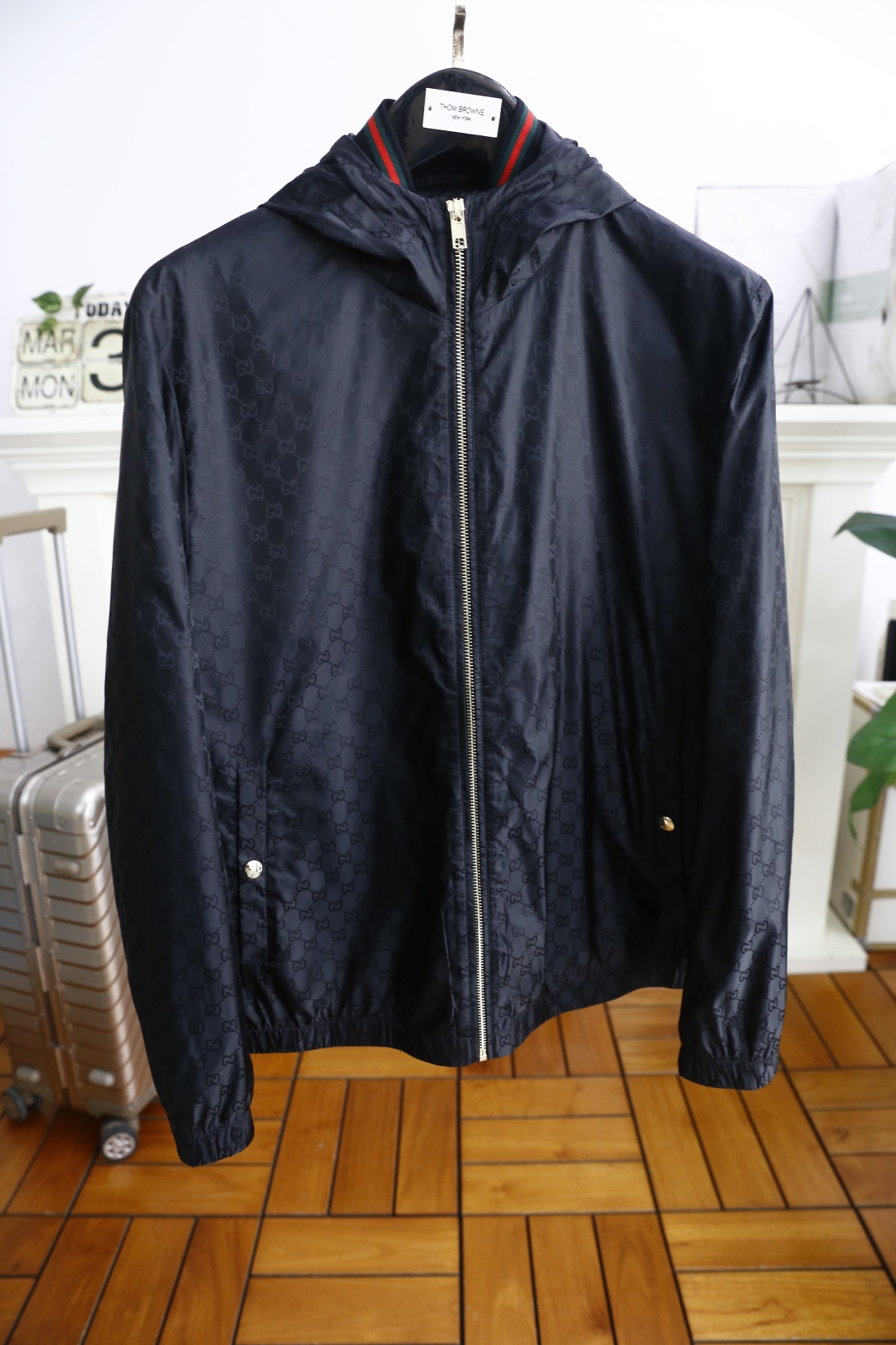 NO:136306,Bagucci/Gu*ci. 2025 spring new men's jacket!  Complete three standards!  The original logo of the fashion hooded paired with luxurious classic brand is very recognizable and has a stunning effect, demonstrating the extremely high brand fashion proposition and perfectly interpreting the brand's characteristics and soul!  It is made of comfortable and breathable fabric, with high-quality texture, exquisite and exquisite detailing and exquisite auxiliary materials. It is a single product with extremely high shaping. Its appearance on the street is absolutely eye-catching and has an excellent equipment that can be selected from thousands of people!  Counter size M-3XL, shipped the next day!  , gucci,jackets & coats,jackets & coats,hats,alexander wang19860909巴古驰/Gu*ci. 2025春季新品男士夹克外套！三标齐全！时尚连帽搭配奢华经典品牌原版logo辨识度非常鲜明,效果惊艳,彰显了极高的品牌时髦主张,完美诠释了品牌的特质及灵魂所在！采用舒适透气面料高克重材质,质感非常细腻,细节工艺精湛考究,辅料皆为外商客供,塑造性极高的一款单品,出街造型绝对招眼吸睛,万里挑一的绝佳装备！专柜尺码M-3XL,隔天出货！,,gucci,jackets & coats,jackets & coats,hats,alexander wang,Men's clothing