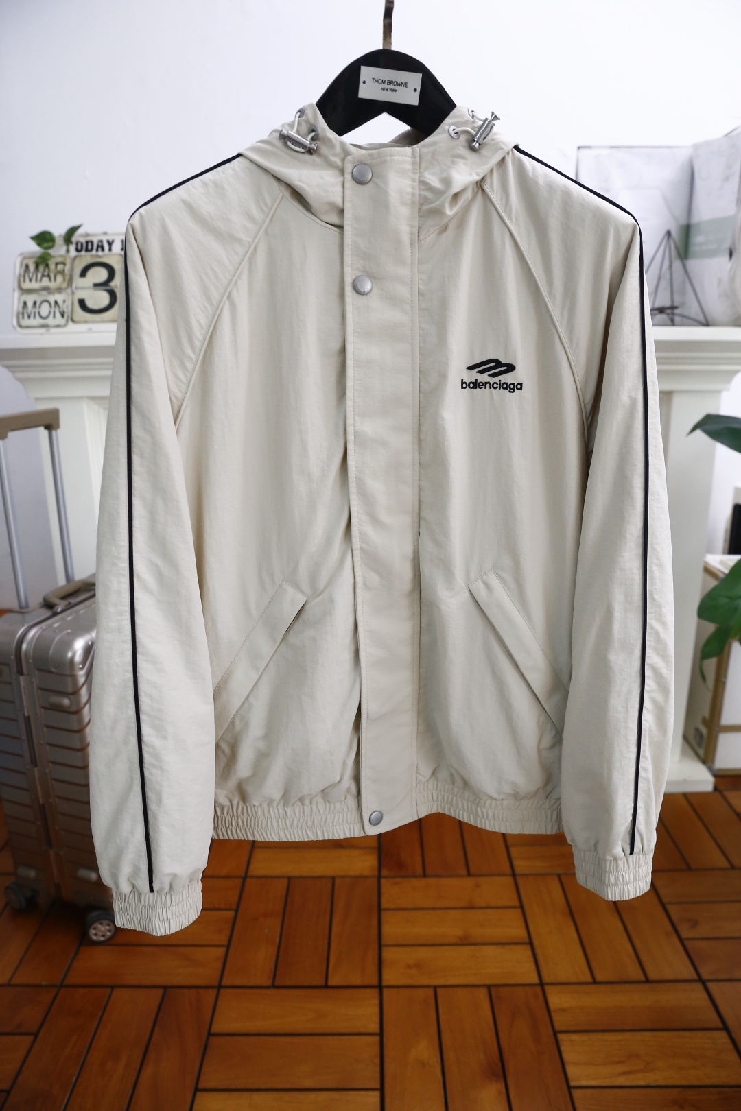 NO:136309,Balenciaga. New spring 2025 men's jacket!  Complete three standards!  The original letter logo of the fashionable hooded paired with luxurious classic brand is very recognizable and has a stunning effect, demonstrating the extremely high brand fashion proposition and perfectly interpreting the brand's characteristics and soul!  It is made of comfortable and breathable fabric, with high-quality texture, exquisite and exquisite detailing and exquisite auxiliary materials. It is a single product with extremely high shaping. Its appearance on the street is absolutely eye-catching and has an excellent equipment that can be selected from thousands of people!  Counter size M-3XL, shipped the next day!  ,,balenciaga,jackets & coats,jackets & coats,hats,alexander wang19860909巴黎世家. 2025春季新品男士夹克外套！三标齐全！时尚连帽搭配奢华经典品牌原版字母logo辨识度非常鲜明,效果惊艳,彰显了极高的品牌时髦主张,完美诠释了品牌的特质及灵魂所在！采用舒适透气面料高克重材质,质感非常细腻,细节工艺精湛考究,辅料皆为外商客供,塑造性极高的一款单品,出街造型绝对招眼吸睛,万里挑一的绝佳装备！专柜尺码M-3XL,隔天出货！,,balenciaga,jackets & coats,jackets & coats,hats,alexander wang,Men's clothing