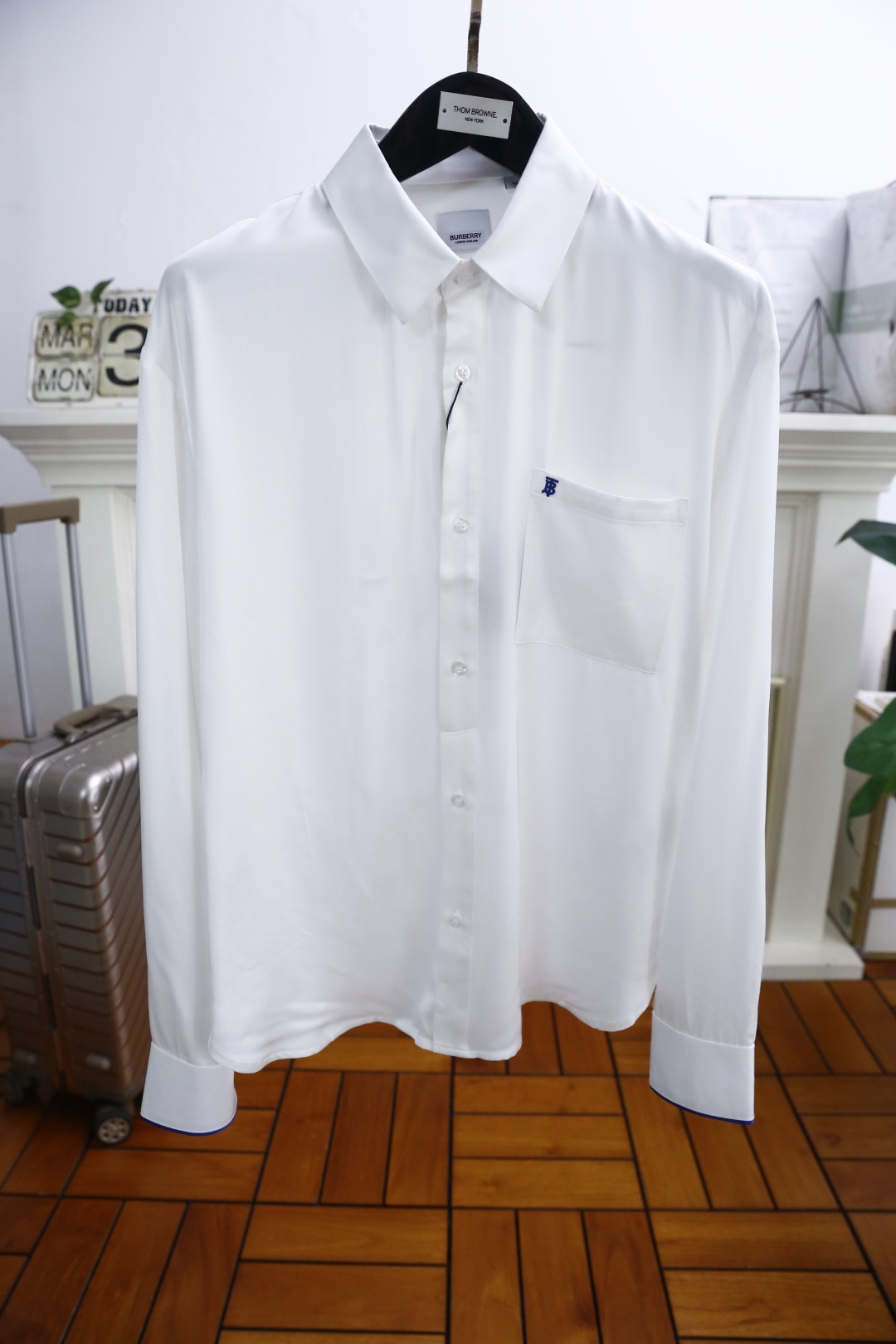 NO:136312,Burber*y. New spring 2025!  The highest version of the fashion classic lapel shirt in the market is complete with three standards. The design of luxury classic brand elements is perfect. It is a cabinet-in-the-box, predictable hot product, high-end top-quality comfortable fabric, master-level tailoring, invincible texture, excellent skin-friendly and exquisite craftsmanship, smooth lines, perfect matching!  Easy to upgrade the sense of fashion, with high recognition, excellent upper body effect, extremely exquisite workmanship, neat and meticulous routes, and can be matched for business or daily leisure!  Counter size M-3XL, shipped the next day!  ,burberry,burberry,shirts,alexander wang19860909巴宝丽/Burber*y. 2025春季新款！时尚经典翻领衬衫市场最高版本三标齐全奢华经典品牌元素设计品相完美如斯,属于入柜级别,可预见性的爆款,高级顶级舒适面料,大师级剪裁,质感无敌,亲肤性极佳工艺精湛,线条流畅,完美搭配！轻松将时髦感进阶,有着高强辨识度,上身效果超赞,做工极为考究严谨,走线工整细致,商务抑或日常休闲均可搭配！专柜尺码 M-3XL,隔天出货！,,burberry,burberry,shirts,alexander wang,Men's clothing