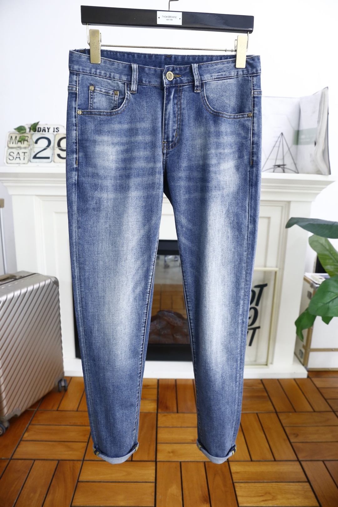 NO:136303,Fendi/Fe*di. 25 spring and summer new product original single high-end men's jeans luxury classic brand letter LOGO accessories. Hot-selling models for overseas counters. They are very comfortable to wear, low-key and luxurious. They are very classy when worn. There is no need to say much about the trouser style and cutting. The upper body is exquisite and vivid, and the top quality is top quality. The selection of real palace-grade denim. High-end top washing denim fabric, excellent quality, and heavy washing makes the pants very soft!  Not picky about people, the upper body is absolutely stylish and extremely luxurious. Counter size 29-40, shipped the next day!  ,fendi,jeans,alexander wang19860909芬迪/Fe*di. 25春夏新品原单高端男士牛仔裤奢华经典品牌字母LOGO配饰 海外专柜热销款 身穿着非常舒适 低调不失奢华 穿出去非常有档次 裤型款式和裁剪亦无需多言 上身精致跃然高档一等一顶级质料 真正殿堂级的牛仔布选用 高档顶级洗水牛仔面料,品质卓然,经过重水洗使得裤子很柔软！不挑人 上身绝对的有型 极度奢华. 专柜尺码 29-40,隔天出货！,,fendi,jeans,alexander wang,Men's clothing