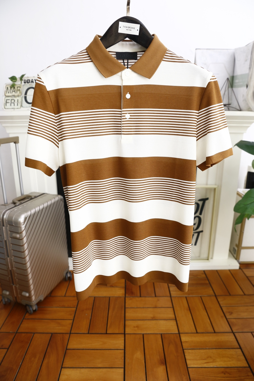 NO:136311,Zenia. 2025Bur summer new product classic fashion lapel polo short-sleeved fashion item design, more fashionable and comfortable, high-standard customization, very stylish upper body, luxurious classic brand elements LOGO pattern Customer-supplied auxiliary materials, customer-supplied imported high-end comfortable breathable fabric with very delicate texture, exquisite and exquisite detailing and exquisite auxiliary materials are all supplied by foreign customers. It is a very shaping item, which can be matched with any fashion, and the style is super good. A must-have item for trendy men. Counter size: M-4XL, shipped the next day!  ,burberry,zegna,T-shirt,alexander wang19860909杰尼亚. 2025Bur夏季新品经典时尚翻领polo短袖时尚单品设计,更加时尚舒适,高标准定制,上身非常有型,奢华经典品牌元素LOGO图案 客供辅料,客供进口高档舒适透气面料质感非常细腻,细节工艺精湛考究,辅料皆为外商客供,塑造性极高的一款单品,任何时装都可以搭配,版型超级好 潮男必备单品 专柜尺码:M-4XL,隔天出货！,,burberry,zegna,T-shirt,alexander wang,Men's clothing