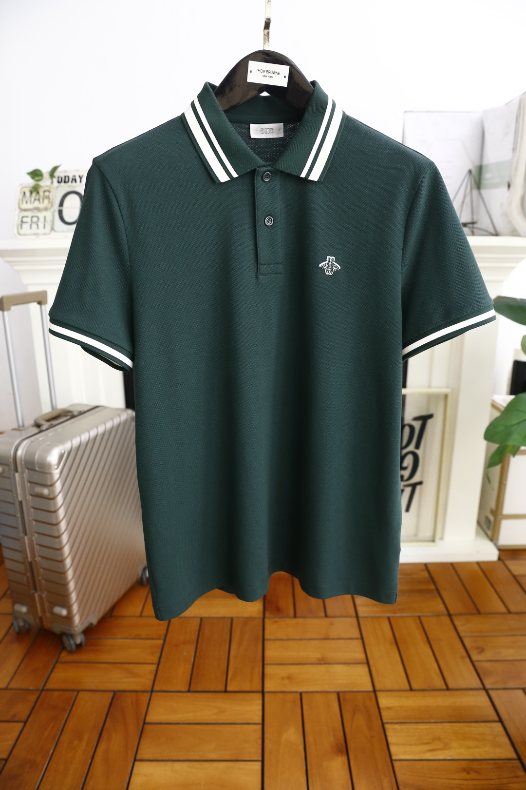 NO:136318,Dior/Christian Di*r. 2025 summer new product!  Classic fashion lapel polo short-sleeved fashion item design, more fashionable and comfortable, high-standard customization, very stylish on the upper body, luxurious brand classic LOGO pattern on the chest, customer-supplied auxiliary materials, imported high-end comfortable breathable fabric with very delicate texture, exquisite and exquisite detailing and exquisite accessories, all supplied by foreign customers, a very shaping item, can be matched with any fashion, super good style, a must-have item for trendy men, counter size: 48-58, shipped the next day!  ,dior,T-shirt,alexander wang19860909迪奥/Christian Di*r. 2025夏季新品！经典时尚翻领polo短袖时尚单品设计,更加时尚舒适,高标准定制,上身非常有型,胸前奢华品牌经典LOGO图案 客供辅料,采用进口高档舒适透气面料质感非常细腻,细节工艺精湛考究,辅料皆为外商客供,塑造性极高的一款单品,任何时装都可以搭配,版型超级好 潮男必备单品 专柜尺码:48-58,隔天出货！,,dior,T-shirt,alexander wang,Men's clothing