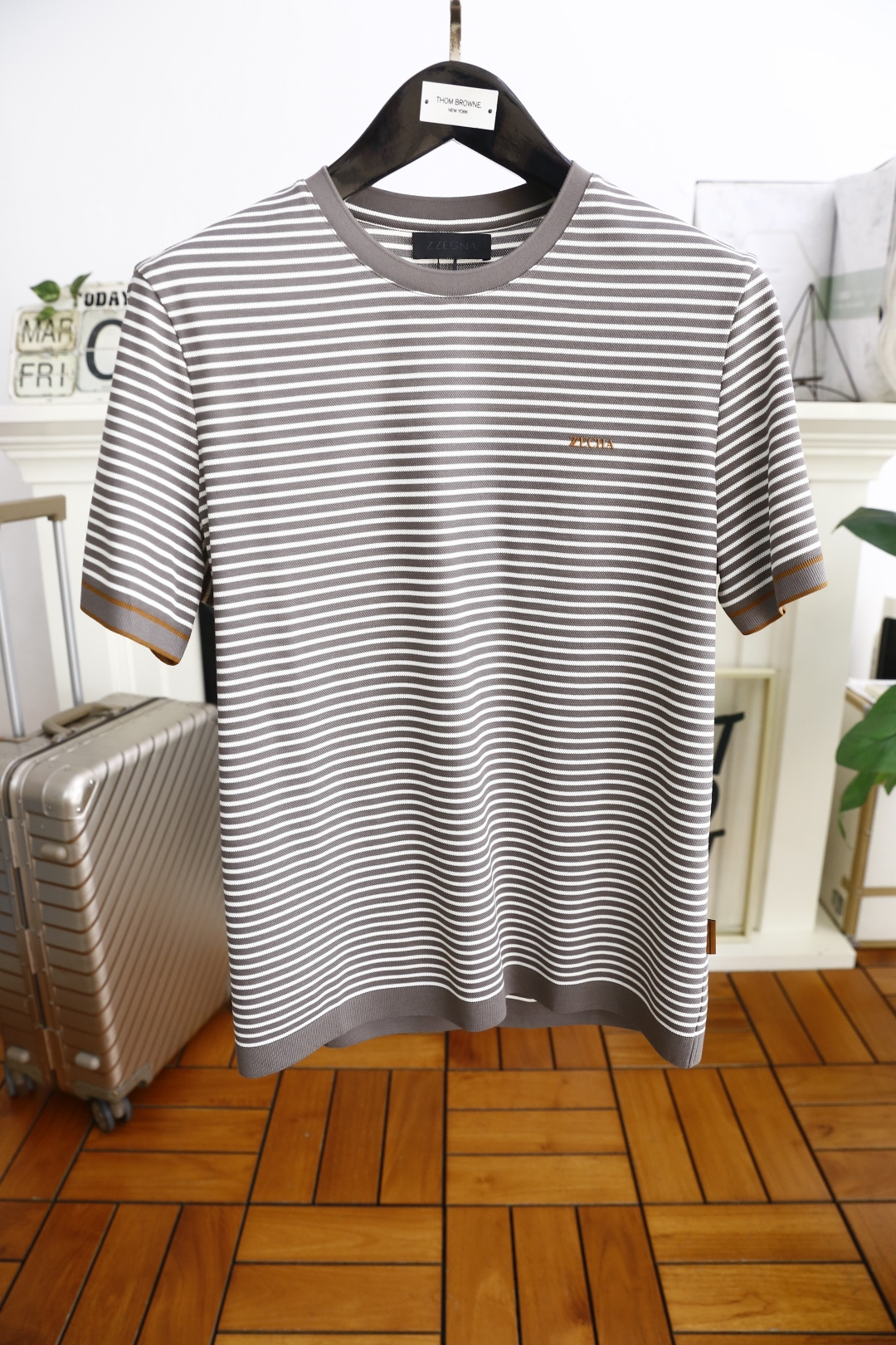 NO:136322,Jeni*/Ze*na. 2025 summer new product for men's striped short-sleeved fashion classic pullover design!  High-end custom versatile styles that anyone can easily control. Use high-end, comfortable and breathable fabrics!  Luxury classic brand letter design, very high-end and must-have if you understand the goods!  The style and tailoring are slim styles, which are very exquisite, showing aura and highlighting the exquisiteness of business men. This is the unique feature, the right slim fit, and the upper body effect is very good!  Counter size M-4XL, shipped the next day!  ,zegna,T-shirt,alexander wang19860909杰尼*/Ze*na. 2025夏季新品男士条纹短袖时尚经典套头设计！高级定制百搭款式 任何人都可以轻松驾驭 采用高档舒适透气面料！奢华经典品牌字母设计,非常显档次懂货的必须入！版型剪裁属于修身款 非常精致,显气场,又会凸显商务男士的精致,这就是独到之处,恰到好处的修身,上身效果非常赞！专柜尺码M-4XL,隔天出货！,,zegna,T-shirt,alexander wang,Men's clothing