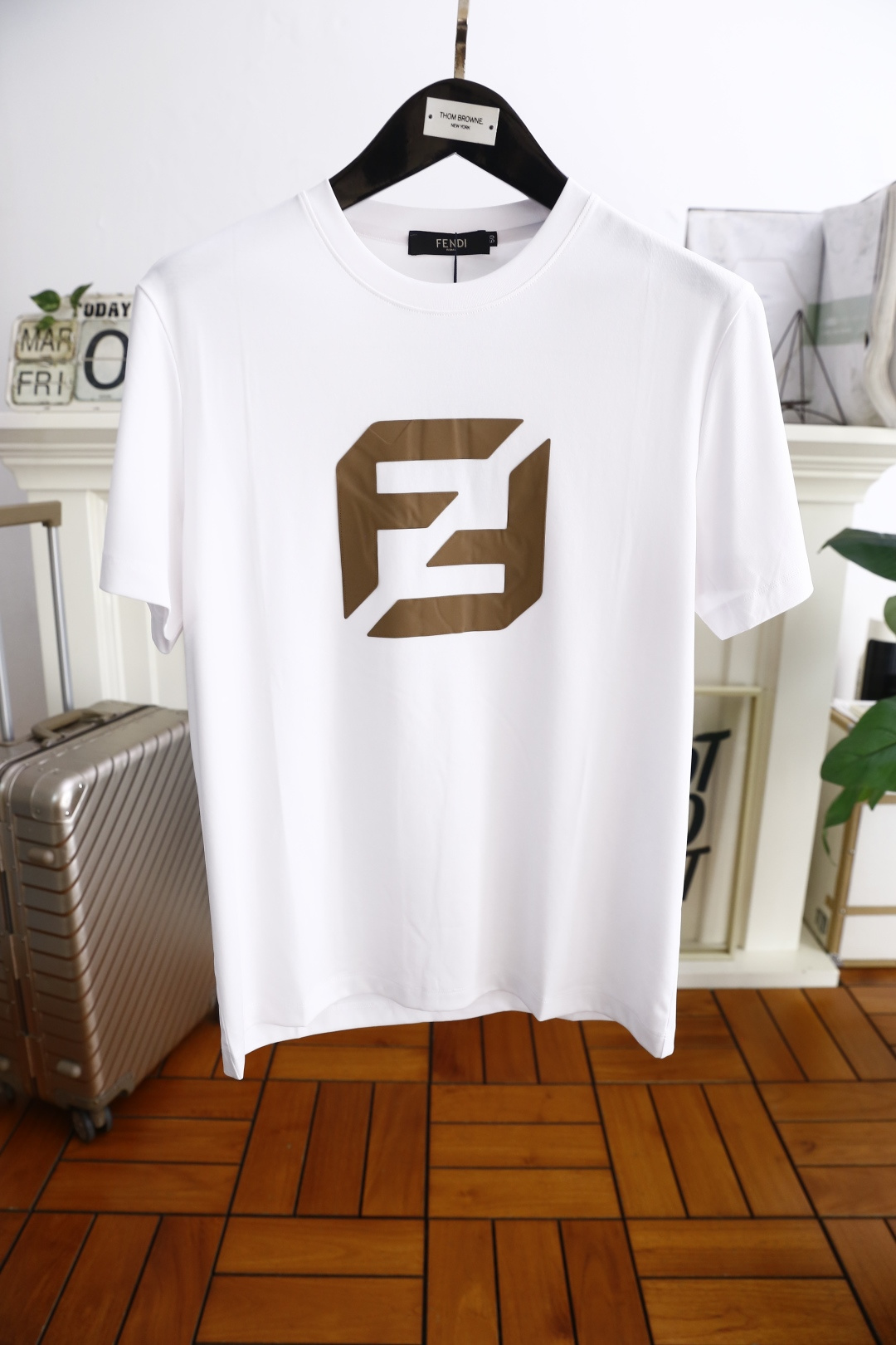 NO:136320,Fendi/Fe*di. 2025 summer new product for men's short-sleeved fashion classic round neck design!  The brand letter LOGO matching on the chest!  High-end custom versatile styles that anyone can easily control. Use high-end top double mercerized cotton fabric!  It is very high-end and understandable. It must be purchased!  The style and tailoring are slim styles, which are very exquisite, showing aura and highlighting the exquisiteness of business men. This is the unique feature, the right slim fit, and the upper body effect is very good!  Counter size M-4XL, shipped the next day!  ,fendi,T-shirt,alexander wang19860909芬迪/Fe*di. 2025夏季新品男士短袖时尚经典圆领设计！胸前品牌字母LOGO搭配！高级定制百搭款式 任何人都可以轻松驾驭 采用高档顶级双丝光棉面料！非常显档次懂货的必须入！版型剪裁属于修身款 非常精致,显气场,又会凸显商务男士的精致,这就是独到之处,恰到好处的修身,上身效果非常赞！专柜尺码M-4XL,隔天出货！,,fendi,T-shirt,alexander wang,Men's clothing