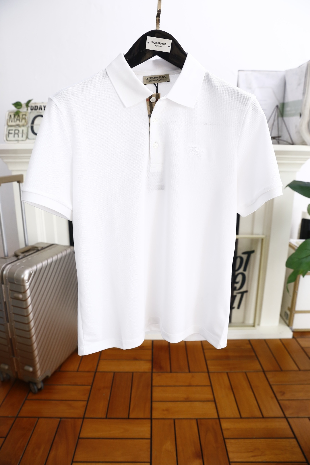 NO:136316,Bab*/Burb*rry. 2025 summer new product classic fashion lapel polo short-sleeved fashion item design, more fashionable and comfortable, high-standard customization, very stylish on the upper body, luxury brand classic war horse LOGO pattern customer-supplied auxiliary materials, customer-supplied imported high-end fine Judy fabric has very delicate texture, exquisite details and exquisite craftsmanship, all accessories are supplied by foreign merchants, a very high shaping item, can be matched with any fashion, super good style, a must-have item for trendy men, counter size: M-4XL, shipped the next day!  ,burberry,burberry,T-shirt,alexander wang19860909巴宝*/Burb*rry. 2025夏季新品经典时尚翻领polo短袖时尚单品设计,更加时尚舒适,高标准定制,上身非常有型,奢华品牌经典战马LOGO 图案 客供辅料,客供进口高档加细朱迪面料质感非常细腻,细节工艺精湛考究,辅料皆为外商客供,塑造性极高的一款单品,任何时装都可以搭配,版型超级好 潮男必备单品 专柜尺码:M-4XL,隔天出货！,,burberry,burberry,T-shirt,alexander wang,Men's clothing