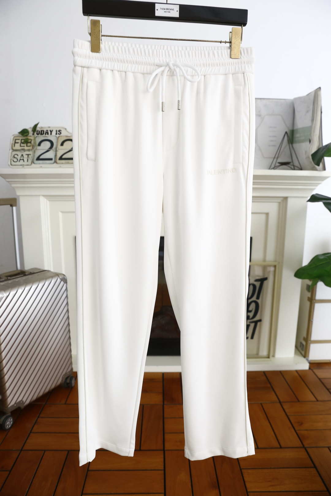 NO:136300,Valentino. 25 spring new fashion men's casual pants!  It uses imported comfortable and breathable fabrics, with classic elements of luxury brand design, and the upper body is casual and comfortable!  The elastic waist is casual and unrestrained!  The same product for overseas European counters, the upper body is fashionable and sporty, very low-key and luxurious!  The stitching of the turner is delicate and strong!  Perfect three-dimensional tailoring, highly recommend buying the product!  Counter size S-4XL, shipped the next day!  , valentino,alexander wang19860909华伦天奴. 25春季新品时尚男士休闲裤！采用进口舒适透气面料,奢华品牌经典元素设计 上身随意舒服！松紧腰休闲搭配无束缚感！海外欧洲专柜同品,上身时尚运动显时尚,很低调且不失奢华品味！车工缝线细致而强悍！完美立体剪裁,强烈推荐购入货色！专柜尺码S-4XL,隔天出货！,,valentino,alexander wang,Men's clothing