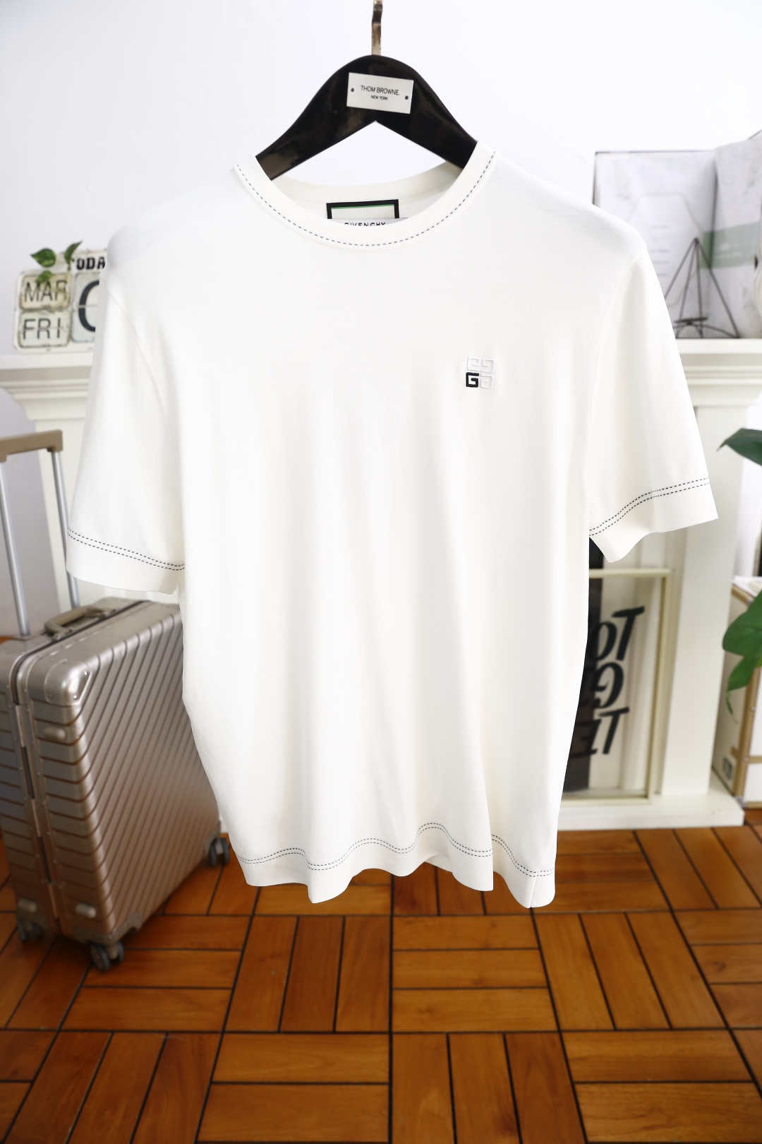 NO:136327,Givenchy. 2025 summer new product for men's round neck short sleeves high-end custom versatile styles that anyone can easily control. Use high-end Yilit fabrics!  Luxury classic brand element design, very high-end and must-have if you understand the goods!  The style and tailoring are slim styles, which are very exquisite, showing aura and highlighting the exquisiteness of business men. This is the unique feature, the right slim fit, and the upper body effect is very good!  Counter size M-3XL, shipped the next day!  ,,givenchy,T-shirt,alexander wang19860909纪梵希. 2025夏季新品男士圆领短袖高级定制百搭款式 任何人都可以轻松驾驭 采用高档伊力特面料！奢华经典品牌元素设计,非常显档次懂货的必须入！版型剪裁属于修身款 非常精致,显气场,又会凸显商务男士的精致,这就是独到之处,恰到好处的修身,上身效果非常赞！专柜尺码M-3XL,隔天出货！,,givenchy,T-shirt,alexander wang,Men's clothing