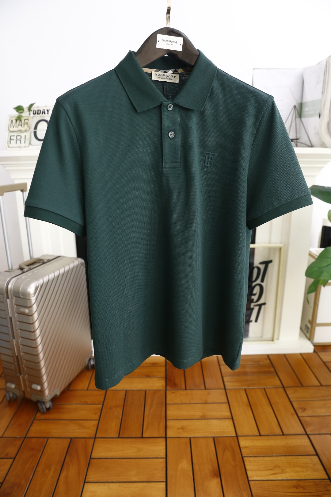 NO:136319,Bab*/Burb*rry. 2025 summer new product classic fashion lapel polo short-sleeved fashion item design, more fashionable and comfortable, high-standard customization, very stylish on the upper body, luxury brand classic war horse LOGO pattern customer-supplied auxiliary materials, customer-supplied imported high-end fine Judy fabric has very delicate texture, exquisite details and exquisite craftsmanship, all accessories are supplied by foreign merchants, a very high shaping item, can be matched with any fashion, super good style, a must-have item for trendy men, counter size: M-4XL, shipped the next day!  ,burberry,burberry,T-shirt,alexander wang19860909巴宝*/Burb*rry. 2025夏季新品经典时尚翻领polo短袖时尚单品设计,更加时尚舒适,高标准定制,上身非常有型,奢华品牌经典战马LOGO 图案 客供辅料,客供进口高档加细朱迪面料质感非常细腻,细节工艺精湛考究,辅料皆为外商客供,塑造性极高的一款单品,任何时装都可以搭配,版型超级好 潮男必备单品 专柜尺码:M-4XL,隔天出货！,,burberry,burberry,T-shirt,alexander wang,Men's clothing