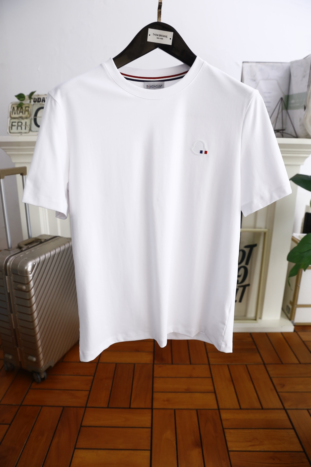 NO:136325,Monc*er. New 2025 summer style!  Fashionable and casual round neck short-sleeved fashion item design, more fashionable and comfortable, high-standard customization, very stylish upper body, luxurious and classic brand LOGO pattern, customer-supplied auxiliary materials, imported high-end jade cicada silk fabric with very delicate texture, exquisite details and exquisite craftsmanship, extremely shaping item, can be matched with any fashion, super good style, a must-have item for trendy men. Counter code: M-4XL, shipped the next day!  , Moncler, T-shirt, alexander wang19860909蒙口/Monc*er. 2025夏季新款！时尚休闲圆领短袖时尚单品设计,更加时尚舒适,高标准定制,上身非常有型,奢华经典品牌LOGO图案 客供辅料,客供进口高档玉蝉丝面料质感非常细腻,细节工艺精湛考究,塑造性极高的一款单品,任何时装都可以搭配,版型超级好 潮男必备单品 专柜码:M-4XL,隔天出货！,,Moncler,T-shirt,alexander wang,Men's clothing