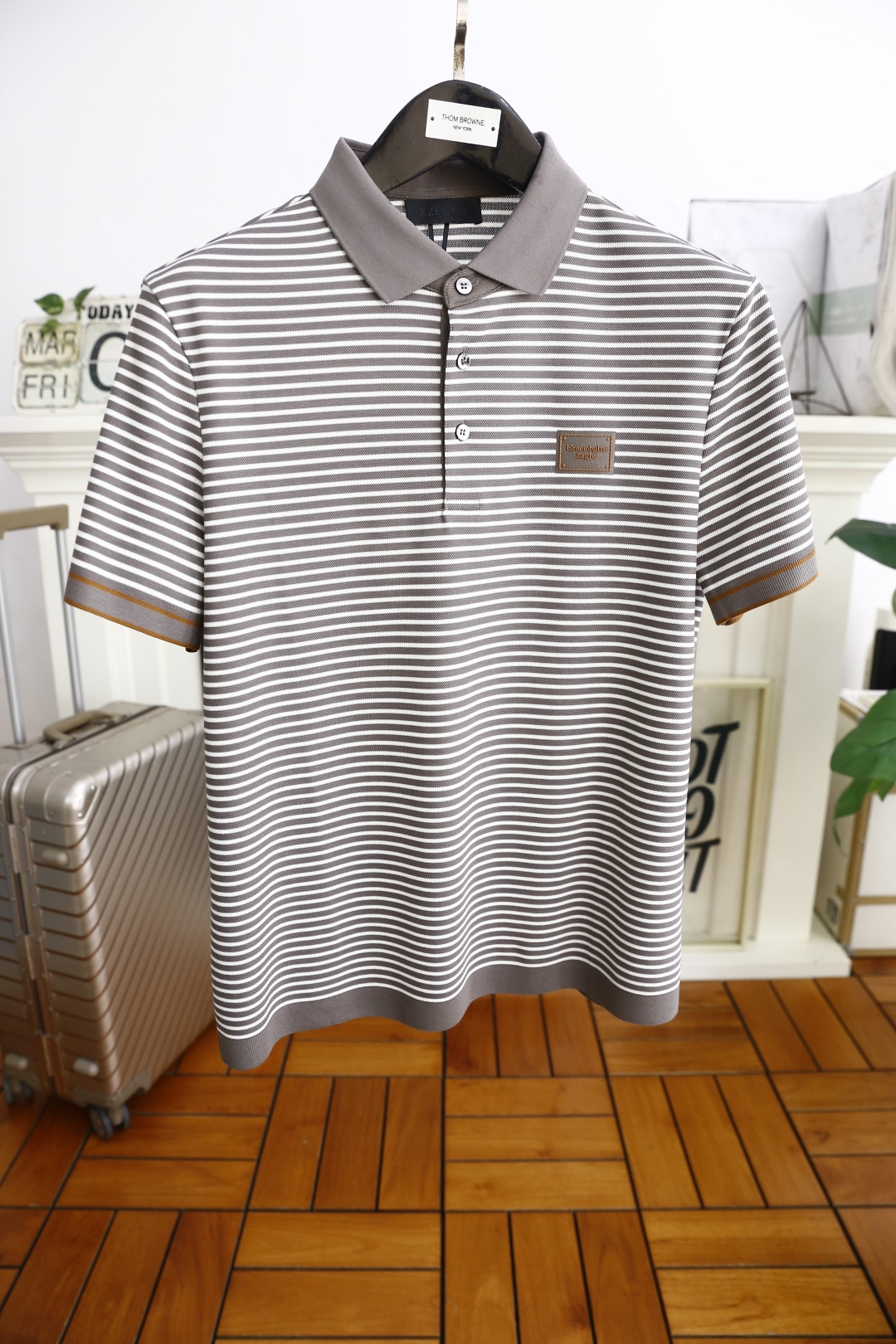 NO:136315,Jeni*/Ze*na. 2025 summer new product classic fashion lapel striped polo short-sleeved fashion item design, more fashionable and comfortable, high-standard customization, very stylish upper body, luxurious classic brand letter LOGO pattern customer-supplied auxiliary materials, customer-supplied imported high-end comfortable breathable fabric with very delicate texture, exquisite and exquisite detailing and exquisite auxiliary materials are all supplied by foreign customers. It is a very shaping item, which can be matched with any fashion, and the style is super good. A must-have item for trendy men. Counter size: M-4XL, shipped the next day!  ,zegna,T-shirt,alexander wang19860909杰尼*/Ze*na. 2025夏季新品经典时尚翻领条纹polo短袖时尚单品设计,更加时尚舒适,高标准定制,上身非常有型,奢华经典品牌字母LOGO图案 客供辅料,客供进口高档舒适透气面料质感非常细腻,细节工艺精湛考究,辅料皆为外商客供,塑造性极高的一款单品,任何时装都可以搭配,版型超级好 潮男必备单品 专柜尺码:M-4XL,隔天出货！,,zegna,T-shirt,alexander wang,Men's clothing