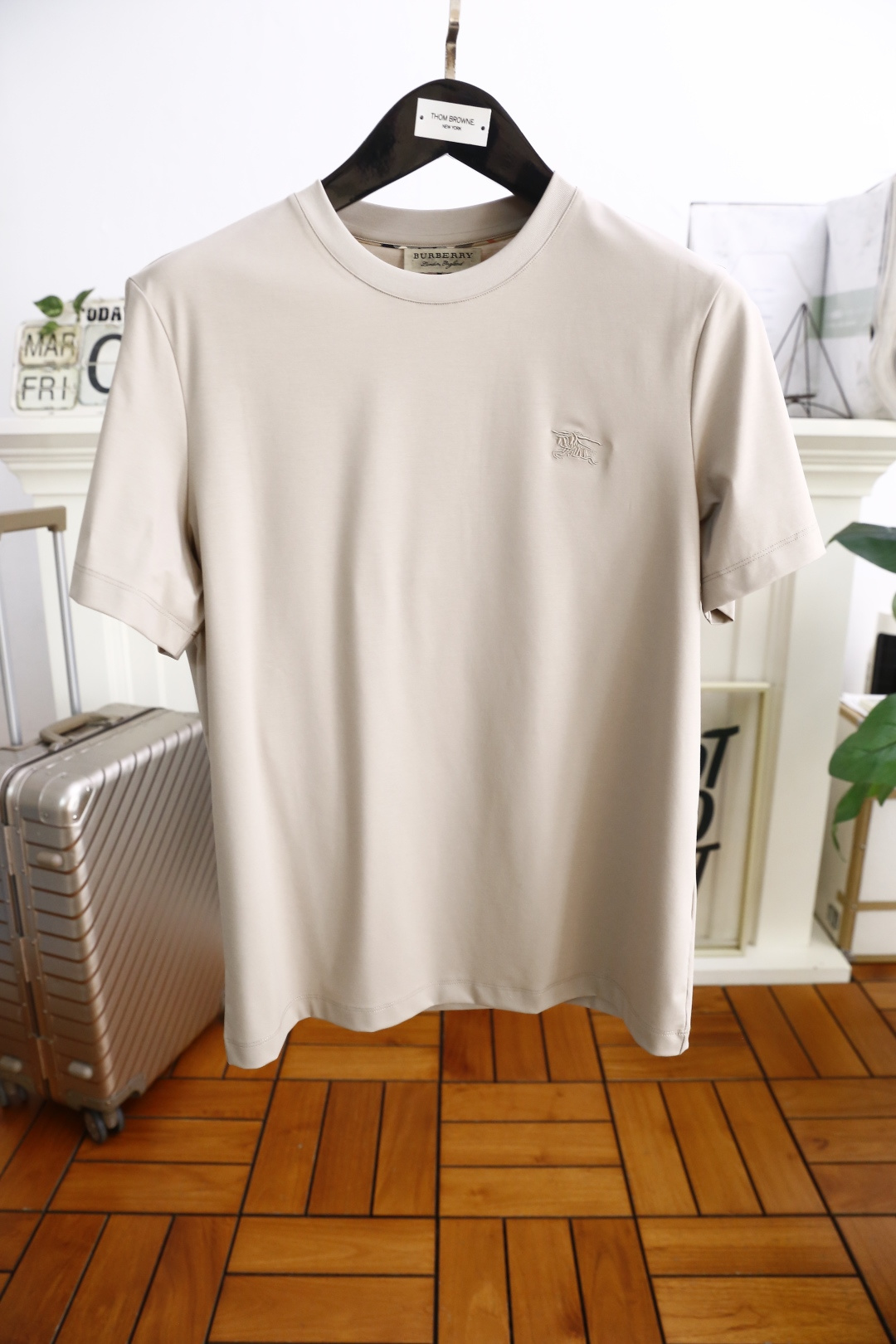 NO:136323,Burbe*ry. 25 summer new product men's round neck short-sleeved luxury brand embroidered war horse LOGO logo marked on the upper body to experience the youthfulness and fashion sense brought by this design!  The overall style is fashionable and trendy, using top-grade Yuchan silk fabric, soft, skin-friendly and breathable, and has a very crisp and drooping feeling. The upper body is fashionable and fashionable, and it is a must-have item in summer!  Counter size M-4XL, shipped the next day!  (It's half a size, please report your height and weight to place an order), burberry, burberry, T-shirt, alexander wang19860909巴宝丽/Burbe*ry. 25夏季新品男士圆领短袖奢华品牌刺绣战马LOGO标识标注上身就能体会这款设计带来的年轻与时尚感！整体时尚而有潮流,采用顶级玉婵丝面料 柔软亲肤透气 ,又有很好的挺括 垂感 上身时尚潮流色系,夏季必备单品！专柜尺码M-4XL,隔天出货！（偏小半码,下单请报身高体重）,,burberry,burberry,T-shirt,alexander wang,Men's clothing