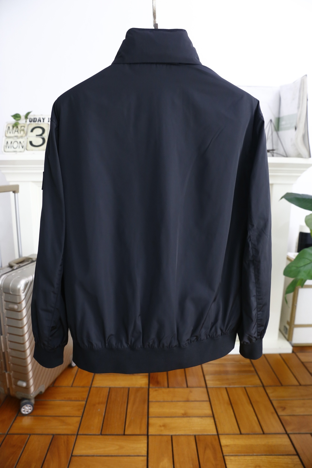 NO:136330,Burbe*ry. New products for spring 2025!  Fashionable men's stand-up collar jacket!  Comfortable and versatile, extremely popular item!  Complete three standards!  The original LOGO of the luxury classic brand is made of comfortable and breathable fabric, with a high-quality material, with very delicate texture, exquisite and exquisite detailing and exquisite auxiliary materials. All the accessories are provided by foreign merchants. It is a single item with extremely high shaping. The shape on the street is absolutely eye-catching, and it is an excellent equipment that can be selected from thousands of people!  Counter size M-3XL, shipped the next day!  ,burberry,burberry,jackets & coats,alexander wang19860909巴宝丽/Burbe*ry. 2025春季新品！时尚男士立领夹克！舒适百搭,人气极高的一款单品！三标齐全！奢华经典品牌原版LOGO搭配采用舒适透气面料高克重材质,质感非常细腻,细节工艺精湛考究,辅料皆为外商客供,塑造性极高的一款单品,出街造型绝对招眼吸睛,万里挑一的绝佳装备！专柜尺码M-3XL,隔天出货！,,burberry,burberry,jackets & coats,alexander wang,Men's clothing