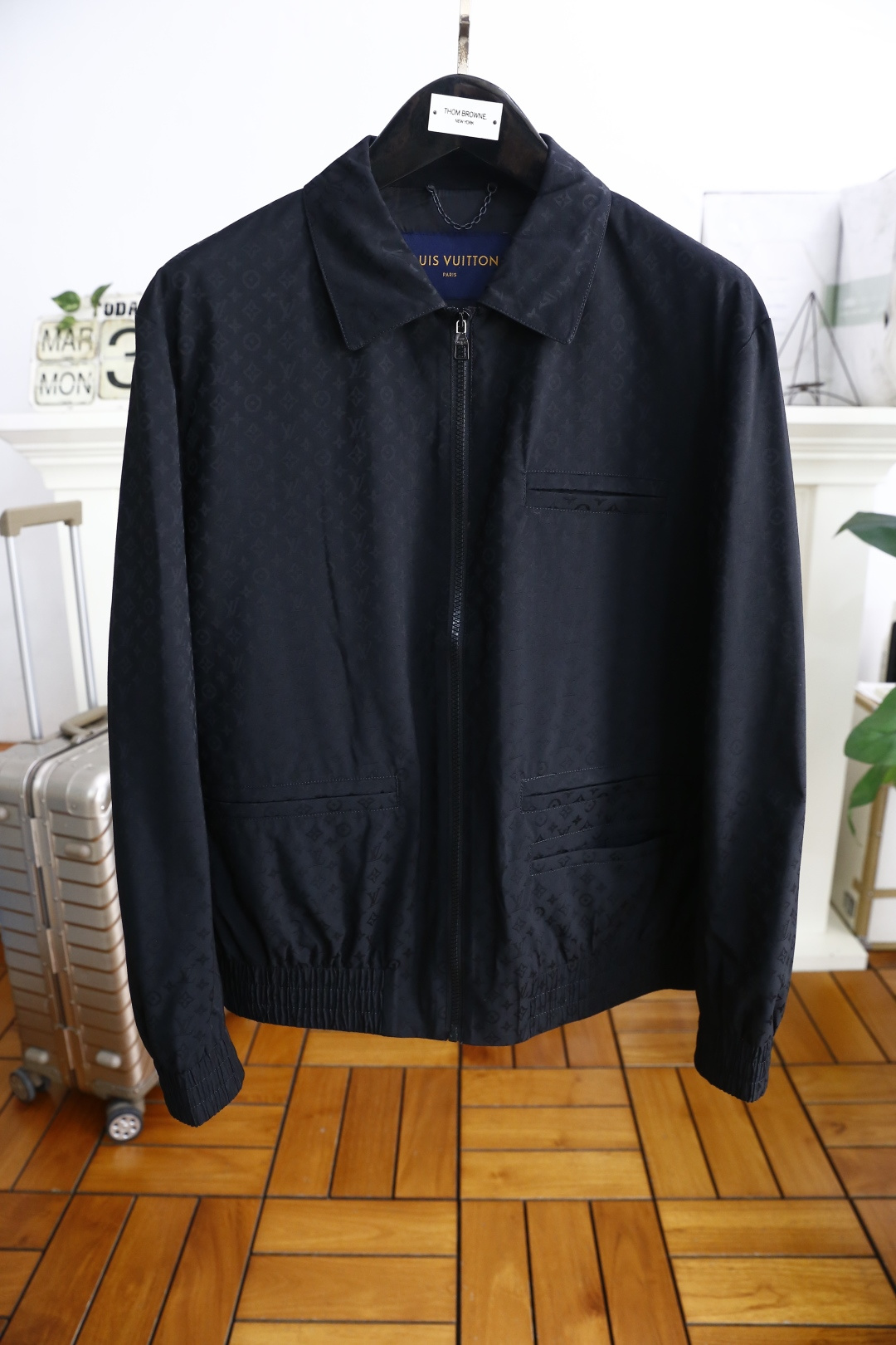 NO:136313,Louis Vuitt*n. New men's jacket for spring 2025!  Complete three standards!  The logo of fashionable lapels and luxurious classic brand elements is very recognizable and has a stunning effect, demonstrating the extremely high brand fashion proposition and perfectly interprets the brand's characteristics and soul!  It is made of comfortable and breathable fabric, with high-quality texture, exquisite and exquisite detailing and exquisite auxiliary materials. It is a single product with extremely high shaping. Its appearance on the street is absolutely eye-catching and has an excellent equipment that can be selected from thousands of people!  Counter size M-3XL, shipped the next day!  ,,louis vuitton,louis vuitton,jackets & coats,jackets & coats,alexander wang19860909路易威*/Louis Vuitt*n. 2025春季新品男士夹克外套！三标齐全！时尚翻领搭配奢华经典品牌元素logo辨识度非常鲜明,效果惊艳,彰显了极高的品牌时髦主张,完美诠释了品牌的特质及灵魂所在！采用舒适透气面料高克重材质,质感非常细腻,细节工艺精湛考究,辅料皆为外商客供,塑造性极高的一款单品,出街造型绝对招眼吸睛,万里挑一的绝佳装备！专柜尺码M-3XL,隔天出货！,,louis vuitton,louis vuitton,jackets & coats,jackets & coats,alexander wang,Men's clothing