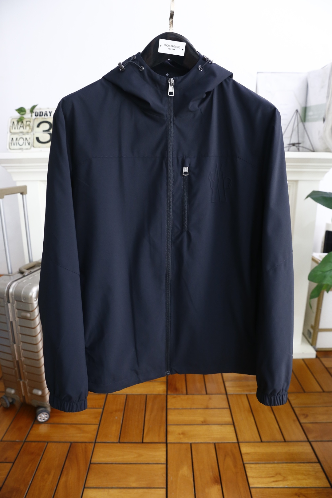 NO:136326,Mon*ler. New product for spring 2025!  Fashionable men's hooded jacket!  Comfortable and versatile, extremely popular item!  Complete three standards!  The original LOGO of the luxury classic brand is made of comfortable and breathable fabric, with a high-quality material, with very delicate texture, exquisite and exquisite detailing and exquisite auxiliary materials. All the accessories are provided by foreign merchants. It is a single item with extremely high shaping. The shape on the street is absolutely eye-catching, and it is an excellent equipment that can be selected from thousands of people!  Counter size M-3XL, shipped the next day!  , Moncler, jackets & coats,hats,alexander wang19860909蒙口/Mon*ler. 2025春季新品！时尚男士连帽夹克！舒适百搭,人气极高的一款单品！三标齐全！奢华经典品牌原版LOGO搭配采用舒适透气面料高克重材质,质感非常细腻,细节工艺精湛考究,辅料皆为外商客供,塑造性极高的一款单品,出街造型绝对招眼吸睛,万里挑一的绝佳装备！专柜尺码M-3XL,隔天出货！,,Moncler,jackets & coats,hats,alexander wang,Men's clothing