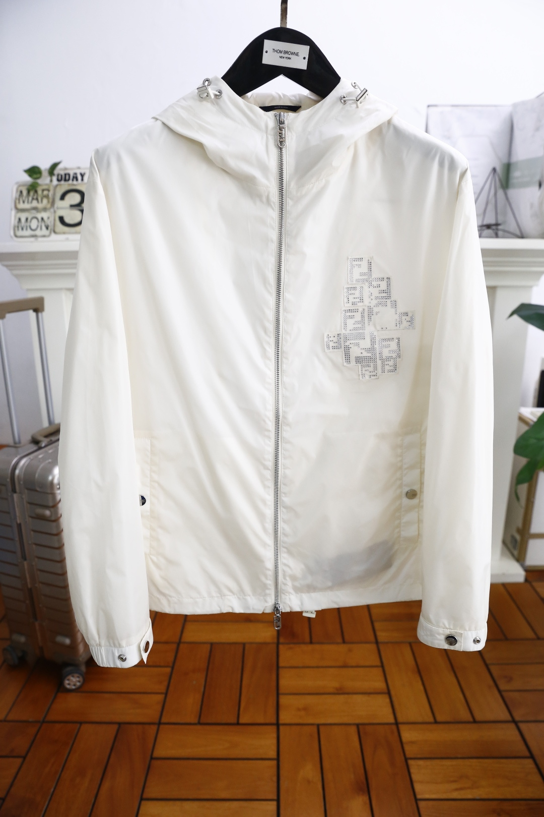 NO:136328,Fendi/Fe*di. New spring 2025 men's jacket!  Complete three standards!  The original logo of the fashion hooded paired with luxurious classic brand is very recognizable and has a stunning effect, demonstrating the extremely high brand fashion proposition and perfectly interpreting the brand's characteristics and soul!  It is made of comfortable and breathable fabric, with high-quality texture, exquisite and exquisite detailing and exquisite auxiliary materials. It is a single product with extremely high shaping. Its appearance on the street is absolutely eye-catching and has an excellent equipment that can be selected from thousands of people!  Counter size M-3XL, shipped the next day!  ,fendi,jackets & coats,jackets & coats,hats,alexander wang19860909芬迪/Fe*di. 2025春季新品男士夹克外套！三标齐全！时尚连帽搭配奢华经典品牌原版logo辨识度非常鲜明,效果惊艳,彰显了极高的品牌时髦主张,完美诠释了品牌的特质及灵魂所在！采用舒适透气面料高克重材质,质感非常细腻,细节工艺精湛考究,辅料皆为外商客供,塑造性极高的一款单品,出街造型绝对招眼吸睛,万里挑一的绝佳装备！专柜尺码M-3XL,隔天出货！,,fendi,jackets & coats,jackets & coats,hats,alexander wang,Men's clothing