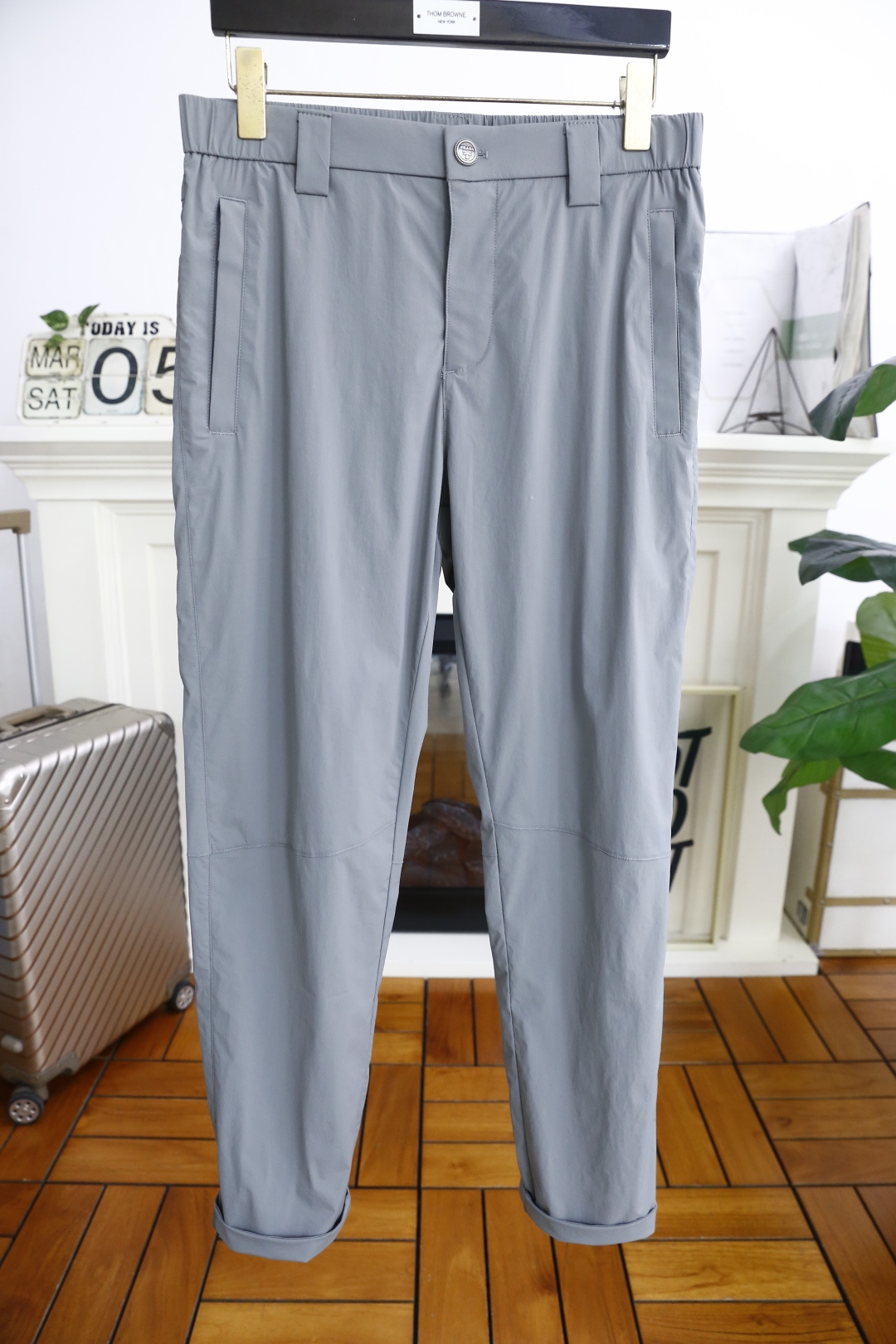 NO:136324,Pula*/Pr*da. New products for spring and summer 2025!  Fashionable men's thin casual trousers!  The overall simple design, classic and versatile style, without too much decoration, the main fabric and the back of the brand triangle letter LOGO as the highlight of the details. The fabric is made of top-grade fabric, moderate thickness, skin-friendly on the upper body, breathable, and has a good sense of crispness. Orders of the whole quality!  Counter sizes 30-38, 35/37!  ,prada,alexander wang19860909普拉*/Pr*da. 2025春夏新品！时尚男士薄款休闲长裤！整体简约的设计,经典百搭的款式 没有过多的装饰 主打面料与版型后幅品牌三角标字母LOGO作为细节亮点 面料采用顶级面料,厚度适中,上身亲肤 透气,能有很好的挺括感 全品相的订单！专柜尺码30-38,有35/无37！,,prada,alexander wang,Men's clothing