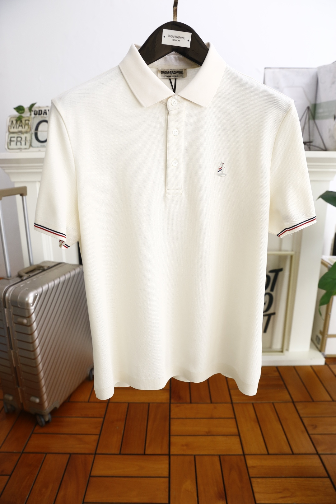 NO:136780,Tom Brown/TB. New in summer!  Classic fashion lapel polo short-sleeved fashion item design, more fashionable and comfortable, high-standard customization, very stylish on the upper body, luxurious brand classic LOGO pattern on the chest, customer-supplied auxiliary materials, imported high-end comfortable breathable fabric with very delicate texture, exquisite and exquisite detailing and exquisite accessories, all supplied by foreign customers, a very shaping item, can be matched with any fashion, super good style, a must-have item for trendy men, counter size: 48-58, shipped the next day!  ,thom browne,T-shirt,alexander wang19860909汤姆布朗/TB. 夏季新品！经典时尚翻领polo短袖时尚单品设计,更加时尚舒适,高标准定制,上身非常有型,胸前奢华品牌经典LOGO图案 客供辅料,采用进口高档舒适透气面料质感非常细腻,细节工艺精湛考究,辅料皆为外商客供,塑造性极高的一款单品,任何时装都可以搭配,版型超级好 潮男必备单品 专柜尺码:48-58,隔天出货！,,thom browne,T-shirt,alexander wang,Men's clothing