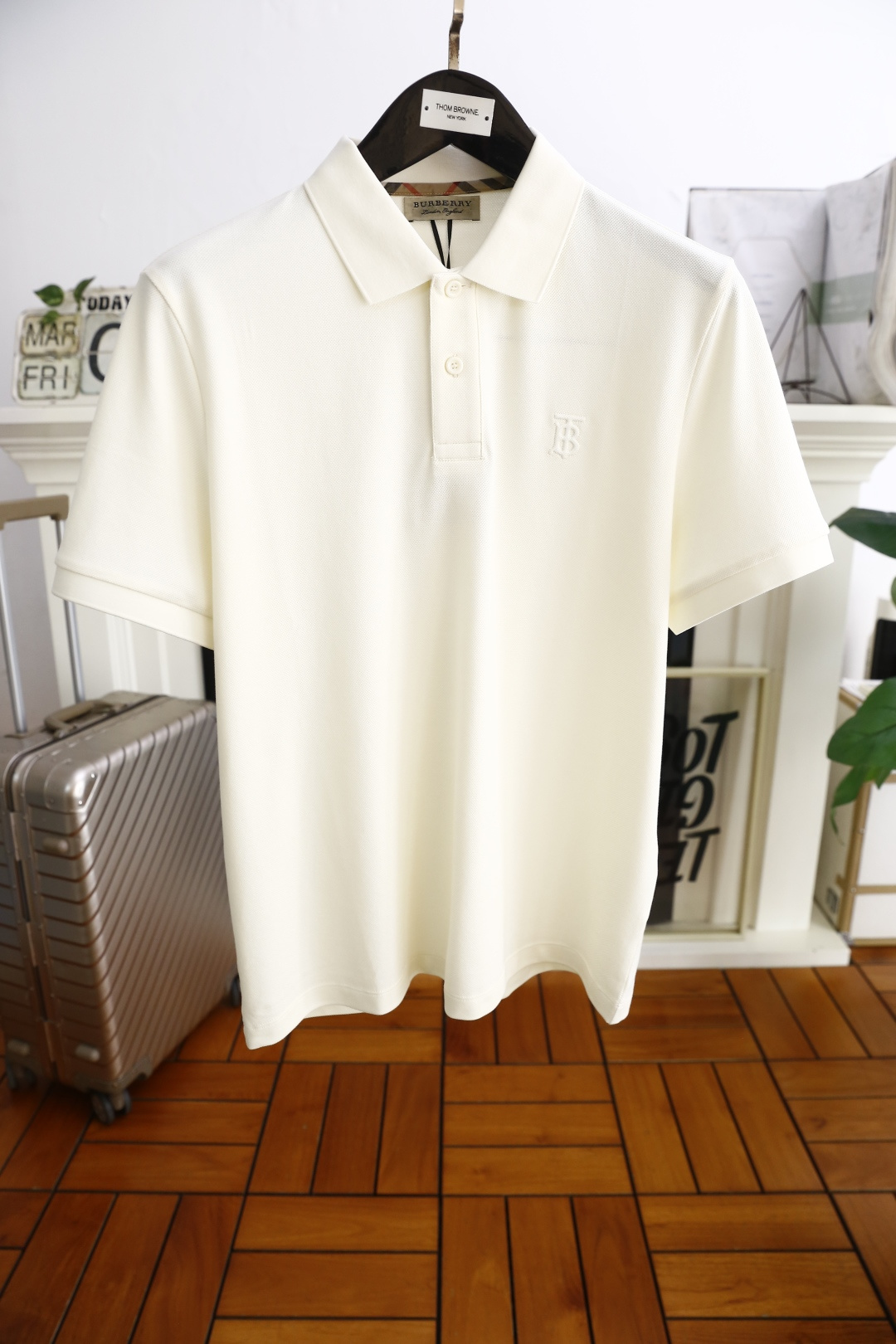 NO:136778,Bab*/Burb*rry. New summer products, classic fashion lapel polo short-sleeved fashion item design, more fashionable and comfortable, high-standard customization, very stylish upper body, luxury brand classic LOGO pattern on the chest, customer-supplied auxiliary materials, imported high-end fine Judy fabrics have very delicate texture, exquisite details and exquisite craftsmanship, auxiliary materials are all supplied by foreign customers, a very high shaping item, can be matched with any fashion, super good style, a must-have item for trendy men, counter size: M-4XL, shipped the next day!  ,burberry,burberry,T-shirt,alexander wang19860909巴宝*/Burb*rry. 夏季新品经典时尚翻领polo短袖时尚单品设计,更加时尚舒适,高标准定制,上身非常有型,胸前奢华品牌经典LOGO 图案 客供辅料,客供进口高档加细朱迪面料质感非常细腻,细节工艺精湛考究,辅料皆为外商客供,塑造性极高的一款单品,任何时装都可以搭配,版型超级好 潮男必备单品 专柜尺码:M-4XL,隔天出货！,,burberry,burberry,T-shirt,alexander wang,Men's clothing