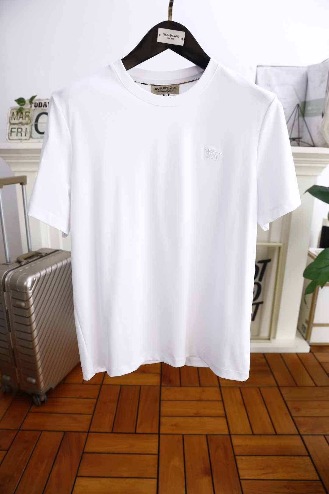 NO:136773,Burbe*ry. 25 summer new product men's round neck short-sleeved luxury brand embroidered war horse LOGO logo marked on the upper body to experience the youthfulness and fashion sense brought by this design!  The overall style is fashionable and trendy, using top-grade Yuchan silk fabric, soft, skin-friendly and breathable, and has a very crisp and drooping feeling. The upper body is fashionable and fashionable, and it is a must-have item in summer!  Counter size M-4XL, shipped the next day!  (It's half a size, please report your height and weight to place an order), burberry, burberry, T-shirt, alexander wang19860909巴宝丽/Burbe*ry. 25夏季新品男士圆领短袖奢华品牌刺绣战马LOGO标识标注上身就能体会这款设计带来的年轻与时尚感！整体时尚而有潮流,采用顶级玉婵丝面料 柔软亲肤透气 ,又有很好的挺括 垂感 上身时尚潮流色系,夏季必备单品！专柜尺码M-4XL,隔天出货！（偏小半码,下单请报身高体重）,,burberry,burberry,T-shirt,alexander wang,Men's clothing