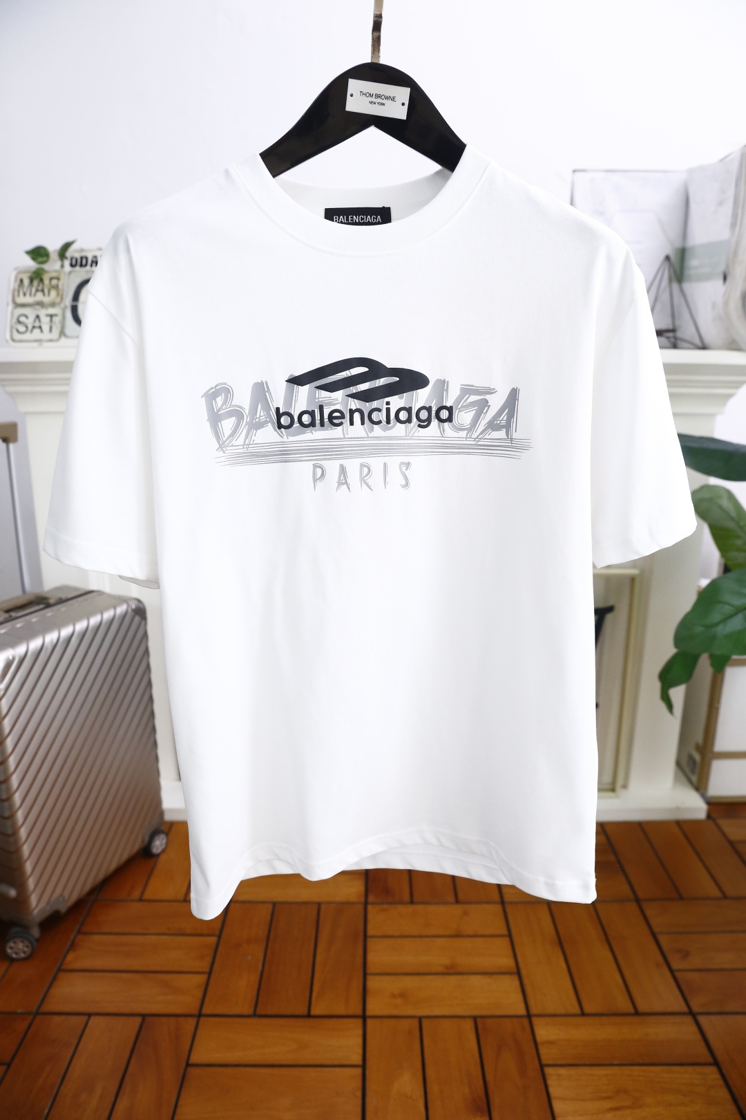 NO:136779,Balenci*ga. New summer style!  Fashionable and casual round neck short-sleeved fashion item design, more fashionable and comfortable, high-standard customization, very stylish upper body, luxurious and classic brand LOGO pattern, customer-supplied auxiliary materials, customer-supplied imported high-end European cotton fabric with very delicate texture, exquisite details and exquisite craftsmanship, extremely shaping item, can be matched with any fashion, super good style, a must-have item for trendy men. Counter code: M-3XL, shipped the next day!  ,balenciaga,balenciaga,T-shirt,alexander wang19860909巴黎世家/Balenci*ga. 夏季新款！时尚休闲圆领短袖时尚单品设计,更加时尚舒适,高标准定制,上身非常有型,奢华经典品牌LOGO图案 客供辅料,客供进口高档欧洲棉面料质感非常细腻,细节工艺精湛考究,塑造性极高的一款单品,任何时装都可以搭配,版型超级好 潮男必备单品 专柜码:M-3XL,隔天出货！,,balenciaga,balenciaga,T-shirt,alexander wang,Men's clothing