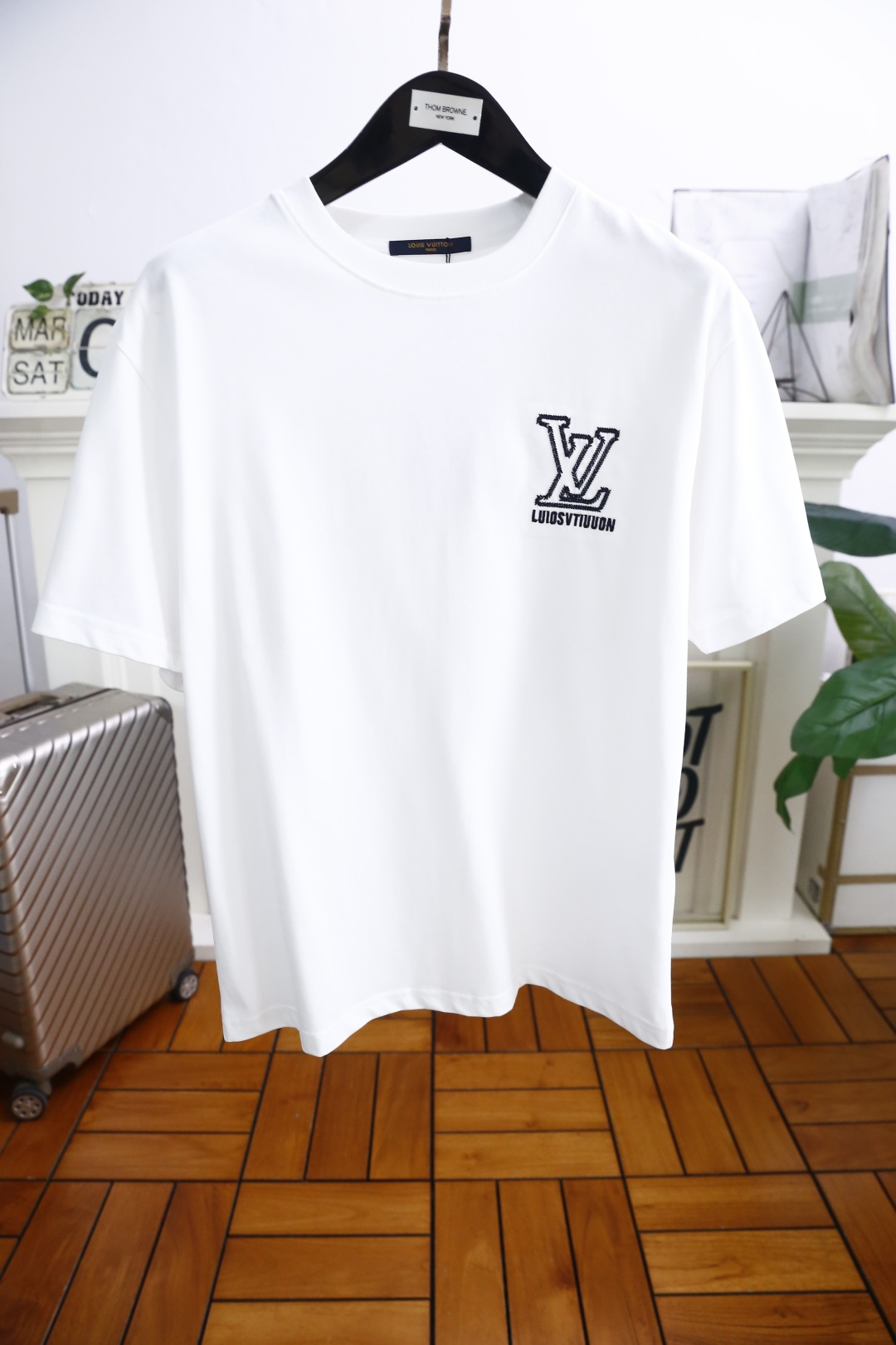 NO:136787,Louis Vuitt*n. New summer style!  Fashionable and casual round neck short-sleeved fashion item design, more fashionable and comfortable, high-standard customization, very stylish upper body, luxurious classic letter LOGO pattern on the chest, customer-supplied auxiliary materials, imported high-end pure cotton fabric with very delicate texture, exquisite details and exquisite craftsmanship, extremely shaping item, can be matched with any fashion, super good style, a must-have item for trendy men. Counter code: M-3XL, shipped the next day!  ,,louis vuitton,louis vuitton,T-shirt,alexander wang19860909路易威*/Louis Vuitt*n. 夏季新款！时尚休闲圆领短袖时尚单品设计,更加时尚舒适,高标准定制,上身非常有型,胸前奢华经典字母LOGO图案 客供辅料,客供进口高档纯棉面料质感非常细腻,细节工艺精湛考究,塑造性极高的一款单品,任何时装都可以搭配,版型超级好 潮男必备单品 专柜码:M-3XL,隔天出货！,,louis vuitton,louis vuitton,T-shirt,alexander wang,Men's clothing