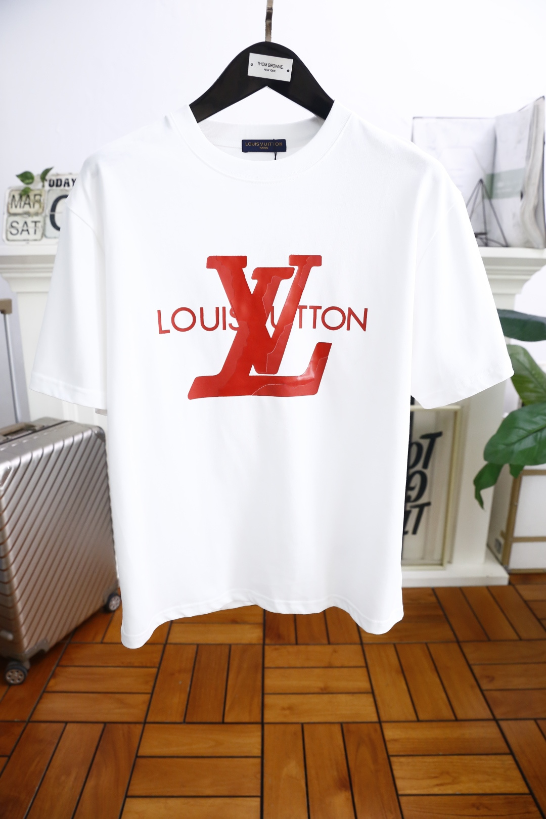 NO:136783,Louis Vuitt*n. New summer style!  Fashionable and casual round neck short-sleeved fashion item design, more fashionable and comfortable, high-standard customization, very stylish upper body, luxurious classic letter LOGO pattern on the chest, customer-supplied auxiliary materials, imported high-end pure cotton fabric with very delicate texture, exquisite details and exquisite craftsmanship, extremely shaping item, can be matched with any fashion, super good style, a must-have item for trendy men. Counter code: M-3XL, shipped the next day!  ,,louis vuitton,louis vuitton,T-shirt,alexander wang19860909路易威*/Louis Vuitt*n. 夏季新款！时尚休闲圆领短袖时尚单品设计,更加时尚舒适,高标准定制,上身非常有型,胸前奢华经典字母LOGO图案 客供辅料,客供进口高档纯棉面料质感非常细腻,细节工艺精湛考究,塑造性极高的一款单品,任何时装都可以搭配,版型超级好 潮男必备单品 专柜码:M-3XL,隔天出货！,,louis vuitton,louis vuitton,T-shirt,alexander wang,Men's clothing