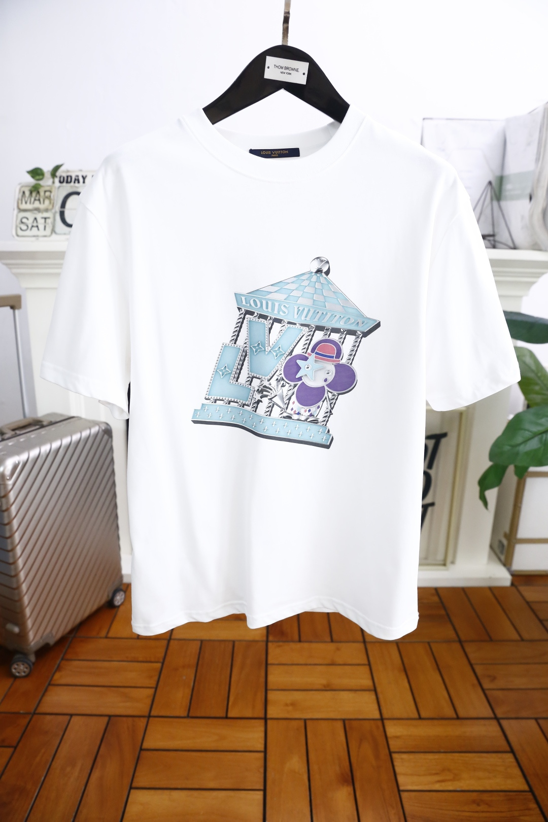 NO:136777,Louis Vuitt*n. New summer style!  Fashionable and casual round neck short-sleeved fashion item design, more fashionable and comfortable, high-standard customization, very stylish upper body, luxurious classic letter LOGO pattern on the chest, customer-supplied auxiliary materials, imported high-end pure cotton fabric with very delicate texture, exquisite details and exquisite craftsmanship, extremely shaping item, can be matched with any fashion, super good style, a must-have item for trendy men. Counter code: M-3XL, shipped the next day!  ,,louis vuitton,louis vuitton,T-shirt,alexander wang19860909路易威*/Louis Vuitt*n. 夏季新款！时尚休闲圆领短袖时尚单品设计,更加时尚舒适,高标准定制,上身非常有型,胸前奢华经典字母LOGO图案 客供辅料,客供进口高档纯棉面料质感非常细腻,细节工艺精湛考究,塑造性极高的一款单品,任何时装都可以搭配,版型超级好 潮男必备单品 专柜码:M-3XL,隔天出货！,,louis vuitton,louis vuitton,T-shirt,alexander wang,Men's clothing