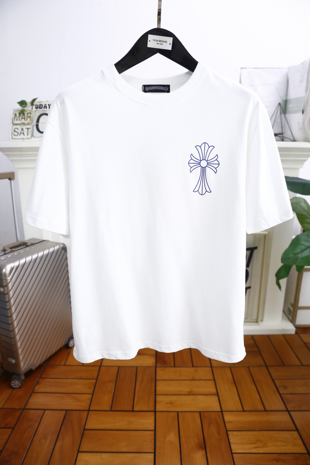 NO:136785,Chrome Hear*s. New summer products for men's round neck short sleeves, luxury brand LOGO logo on the chest, you can appreciate the youthfulness and fashion sense brought by this design!  The overall style is fashionable and trendy, using comfortable pure cotton fabric, soft, skin-friendly and breathable, and has a very crisp and drape. The upper body is fashionable and fashionable, and it is a must-have item for trendy men!  Counter size 48-56, shipped the next day!  ,,chrome hearts,chrome hearts,T-shirt,alexander wang19860909克罗心/Chrome Hear*s. 夏季新品男士圆领短袖胸前奢华品牌LOGO标识标注上身就能体会这款设计带来的年轻与时尚感！整体时尚而有潮流,采用舒适纯棉面料 柔软亲肤透气 ,又有很好的挺括 垂感 上身时尚潮流色系,潮男必备单品！专柜尺码48-56,隔天出货！,,chrome hearts,chrome hearts,T-shirt,alexander wang,Men's clothing