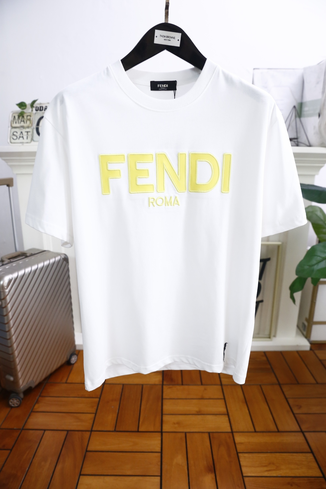 NO:136781,Fendi/Fe*di. The new summer products of men's round neck short sleeves, luxury brand letters LOGO logo on the chest, you can appreciate the youthfulness and fashion sense brought by this design!  The overall style is fashionable and trendy, using comfortable pure cotton fabric, soft, skin-friendly and breathable, and has a very crisp and drape. The upper body is fashionable and fashionable, and it is a must-have item for trendy men!  Counter size 48-56, shipped the next day!  ,fendi,T-shirt,alexander wang19860909芬迪/Fe*di. 夏季新品男士圆领短袖胸前奢华品牌字母LOGO标识标注上身就能体会这款设计带来的年轻与时尚感！整体时尚而有潮流,采用舒适纯棉面料 柔软亲肤透气 ,又有很好的挺括 垂感 上身时尚潮流色系,潮男必备单品！专柜尺码48-56,隔天出货！,,fendi,T-shirt,alexander wang,Men's clothing