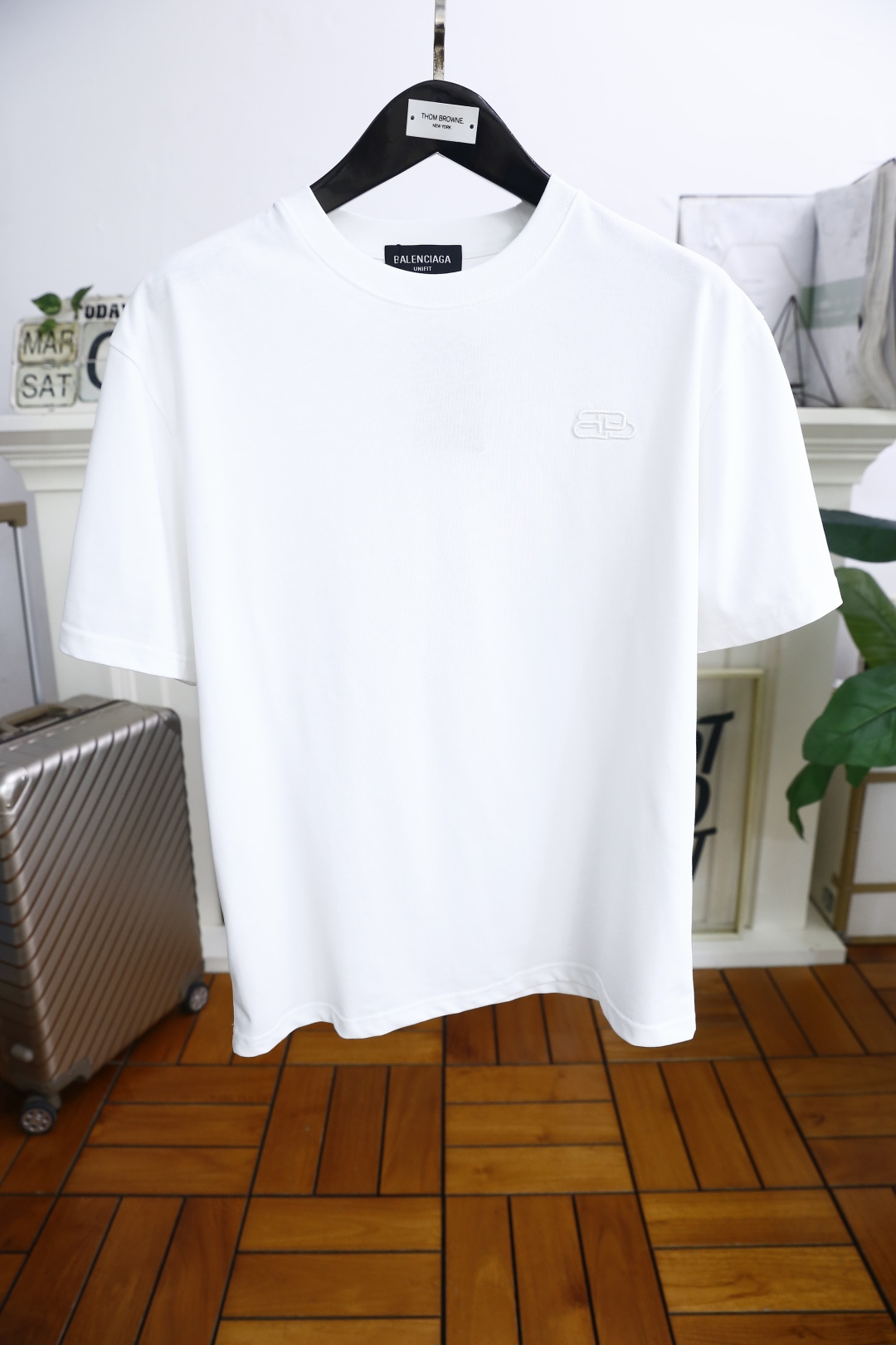 NO:136789,Balenci*ga. New summer style!  Fashionable and casual round neck short-sleeved fashion item design, more fashionable and comfortable, high-standard customization, very stylish upper body, luxurious and classic brand LOGO pattern, customer-supplied auxiliary materials, customer-supplied imported high-end European cotton fabric with very delicate texture, exquisite details and exquisite craftsmanship, extremely shaping item, can be matched with any fashion, super good style, a must-have item for trendy men. Counter code: M-3XL, shipped the next day!  ,balenciaga,balenciaga,T-shirt,alexander wang19860909巴黎世家/Balenci*ga. 夏季新款！时尚休闲圆领短袖时尚单品设计,更加时尚舒适,高标准定制,上身非常有型,奢华经典品牌LOGO图案 客供辅料,客供进口高档欧洲棉面料质感非常细腻,细节工艺精湛考究,塑造性极高的一款单品,任何时装都可以搭配,版型超级好 潮男必备单品 专柜码:M-3XL,隔天出货！,,balenciaga,balenciaga,T-shirt,alexander wang,Men's clothing