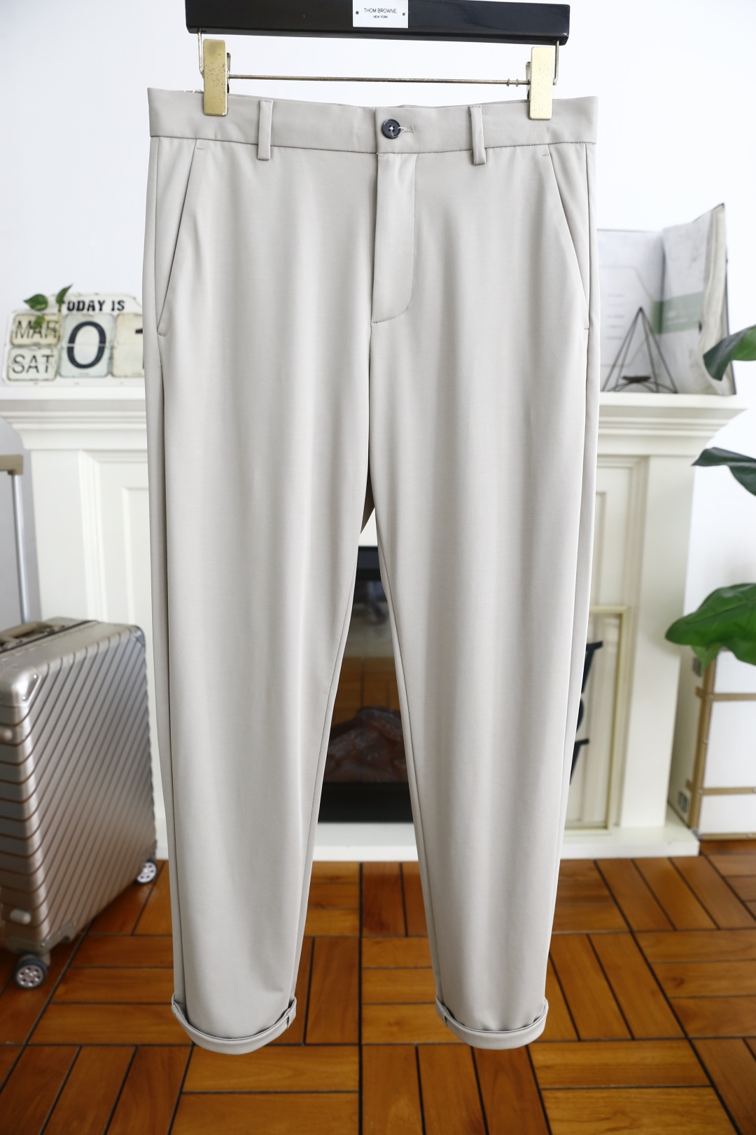 NO:136784,Jeni*/Ze*na. New spring and summer fashion men's trousers!  It is made of comfortable Roman cotton fabric, luxurious and classic elements, and the upper body is casual and comfortable!  No sense of restraint!  The same product for overseas European counters, the upper body is fashionable and sporty, very low-key and luxurious!  The stitching of the turner is delicate and strong!  Perfect three-dimensional tailoring, highly recommend buying the product!  Counter size: 30-40, there are 35!  Shipping the next day!  ,zegna,alexander wang19860909杰尼*/Ze*na. 春夏新品时尚男士西裤！采用舒适罗马棉面料,奢华经典元素设计 上身随意舒服！无束缚感！海外欧洲专柜同品,上身时尚运动显时尚,很低调且不失奢华品味！车工缝线细致而强悍！完美立体剪裁,强烈推荐购入货色！专柜尺码:30-40,有35！隔天出货！,,zegna,alexander wang,Men's clothing