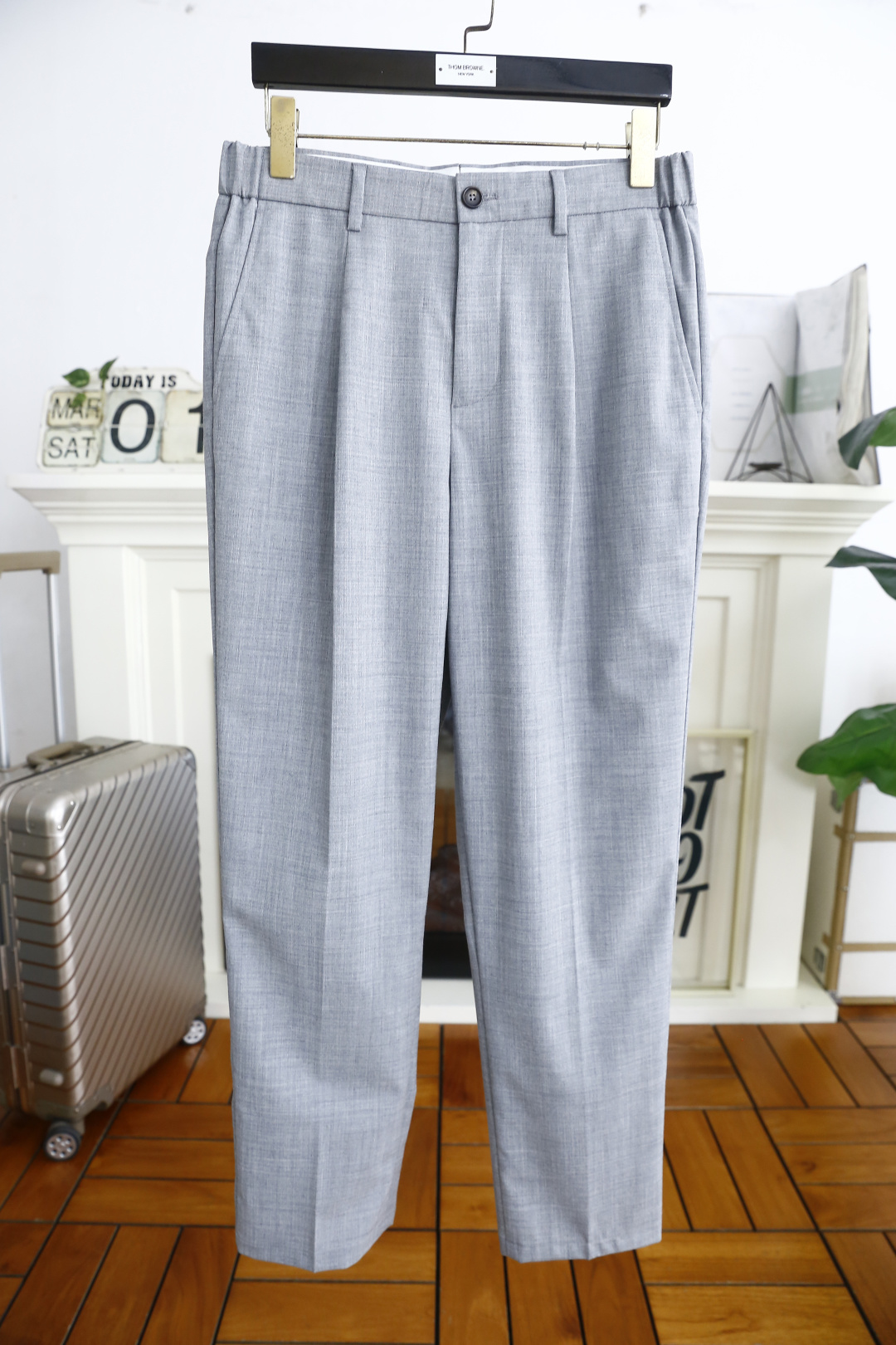 NO:136782,Zenia/Ze*na. New spring and summer fashion products for men's casual trousers!  Comfortable linen wool anti-wrinkle fabric, fashionable and versatile business men's trousers are casual and comfortable on the upper body!  No sense of restraint!  The same product for overseas European counters, the upper body is fashionable and sporty, very low-key and luxurious!  The stitching of the turner is delicate and strong!  Perfect three-dimensional tailoring, highly recommend buying the product!  Counter size: 30-40, there are 35!  ,zegna,alexander wang19860909杰尼亚/Ze*na. 春夏时尚新品男士休闲西裤！采用舒适亚麻羊毛抗皱面料,时尚百搭商务男士西裤上身随意舒服！无束缚感！海外欧洲专柜同品,上身时尚运动显时尚,很低调且不失奢华品味！车工缝线细致而强悍！完美立体剪裁,强烈推荐购入货色！专柜尺码:30-40,有35！,,zegna,alexander wang,Men's clothing