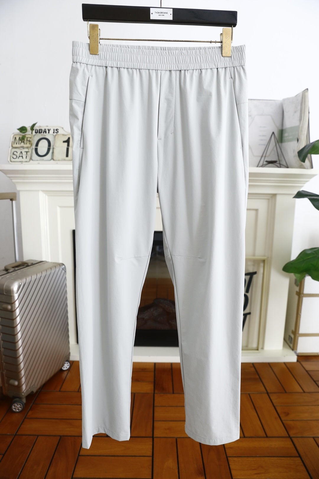 NO:136786,Zenia/Ze*na. New summer fashion men's thin elastic waist casual pants!  Luxurious classic elements design!  It greatly improves matching. Combined style. The two sides insert bags are made of comfortable and quick-drying fabric. It is made of customer-supplied blended material. It is skin-friendly, soft and breathable, and has a good feeling of wearing. The full-quality hardware and accessories are ordered, and it is a must-have item in spring and summer!  Counter size 48-58.,zegna,alexander wang19860909杰尼亚/Ze*na. 夏季新品时尚男士薄款松紧腰休闲裤！奢华经典元素设计！大大提升了搭配性 合体的版型 两侧插袋 采用舒适速干面料 客供混纺的材质 亲肤柔软透气,有着很好的穿着体感 五金辅料全品相订单,春夏必备单品！专柜尺码48-58.,,zegna,alexander wang,Men's clothing