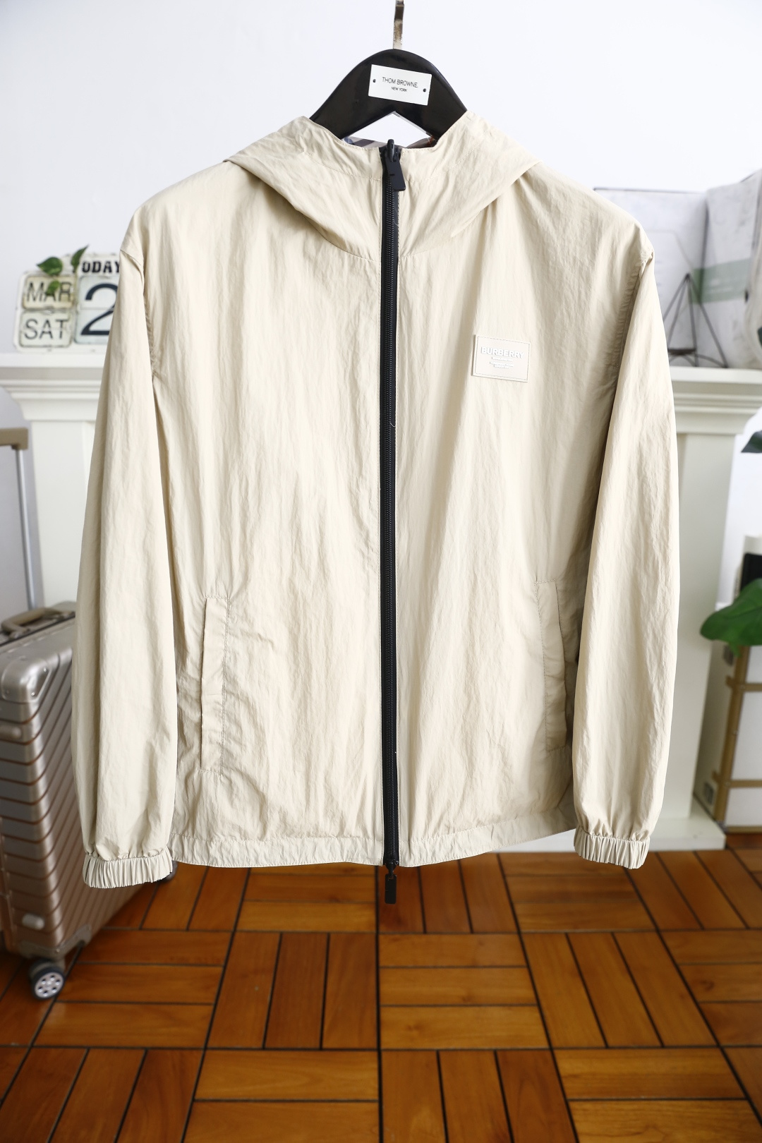 NO:136790,Burpberry/Bur*erry. The highest version of the 25ss market, classic hooded jacket double-sided wearable with high-end top-notch fabrics!  Top-level fashion brand element design, using original 1.1 hardware and accessories, smooth lines, exquisite craftsmanship, excellent upper body style, comfortable fabric, and casual matching, very fashionable, handsome, casual and fashionable men's must-have!  Counter size 48-56, shipped the next day!  ,burberry,burberry,jackets & coats,hats,alexander wang19860909巴宝丽/Bur*erry. 25ss市场最高版本经典连帽夹克双面可穿采用高端顶级面料！顶级时尚大牌元素设计,采用原版1.1五金辅料,线条流畅,工艺精致,上身版型超赞,面料舒适,随意搭配都非常时尚帅气休闲时尚男士必备款哦！专柜尺码48-56,隔天出货！,,burberry,burberry,jackets & coats,hats,alexander wang,Men's clothing