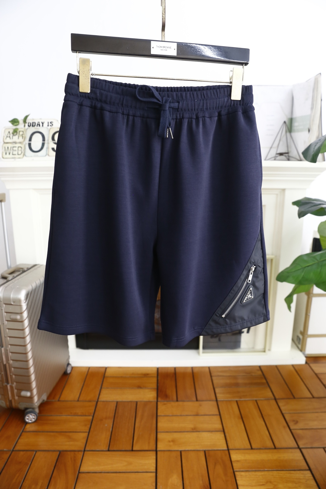 NO:136797,Pula*/Pr*da. New summer fashion casual shorts!  Comfortable fabrics are used to have excellent skin-friendly feel. Simple and casual styles create a fashionable single item that is both casual and personalized. Luxury classic brand elements logo design. Taste and value sharing. It is very comfortable to wear. It is low-key and luxurious. It is very classy when worn. There is no need to say much about the trouser style and cutting. The upper body is exquisite and vivid. It is truly first-class and top-quality. It is a real palace-level casual shorts. The upper body is absolutely stylish. Extremely luxurious. It is full of personality, atmospheric and versatile. It is a must-have when going out!  Size S-XL, shipped the next day!  ,,prada,shorts,alexander wang19860909普拉*/Pr*da. 夏季新品时尚休闲短裤！采用舒适面料亲肤感极佳 简约休闲款式打造休闲与个性兼备的时髦单品奢华经典品牌元素logo设计 品味与价值共享 身穿着非常舒适 低调不失奢华 穿出去非常有档次 裤型款式和裁剪亦无需多言 上身精致跃然.真正一等一顶级质料 真正殿堂级的休闲短裤 上身绝对的有型 极度奢华 个性十足,大气且百搭,出街必备！尺码S-XL,隔天出货！,,prada,shorts,alexander wang,Men's clothing