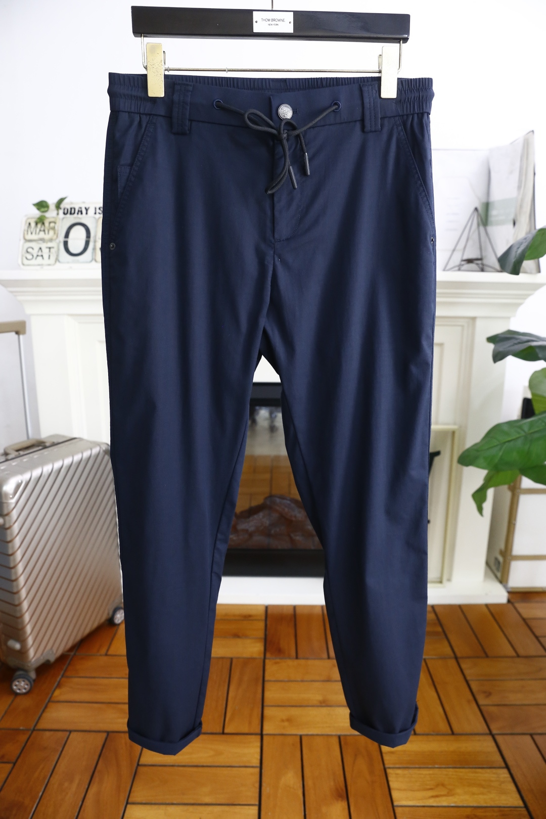 NO:136794,Pula*/Pr*da. New products in spring and summer!  Fashionable men's thin casual trousers!  The overall simple design, classic and versatile style, without too much decoration, the main fabric and the back of the style, the classic brand letter LOGO is used as the highlight of the details. The fabric is made of top-grade fabric, moderate thickness, skin-friendly on the upper body, breathable, and has a good sense of crispness. Orders of the whole quality!  Counter sizes 30-38, 35/37!  ,prada,alexander wang19860909普拉*/Pr*da. 春夏新品！时尚男士薄款休闲长裤！整体简约的设计,经典百搭的款式 没有过多的装饰 主打面料与版型后幅经典品牌字母LOGO作为细节亮点 面料采用顶级面料,厚度适中,上身亲肤 透气,能有很好的挺括感 全品相的订单！专柜尺码30-38,有35/无37！,,prada,alexander wang,Men's clothing