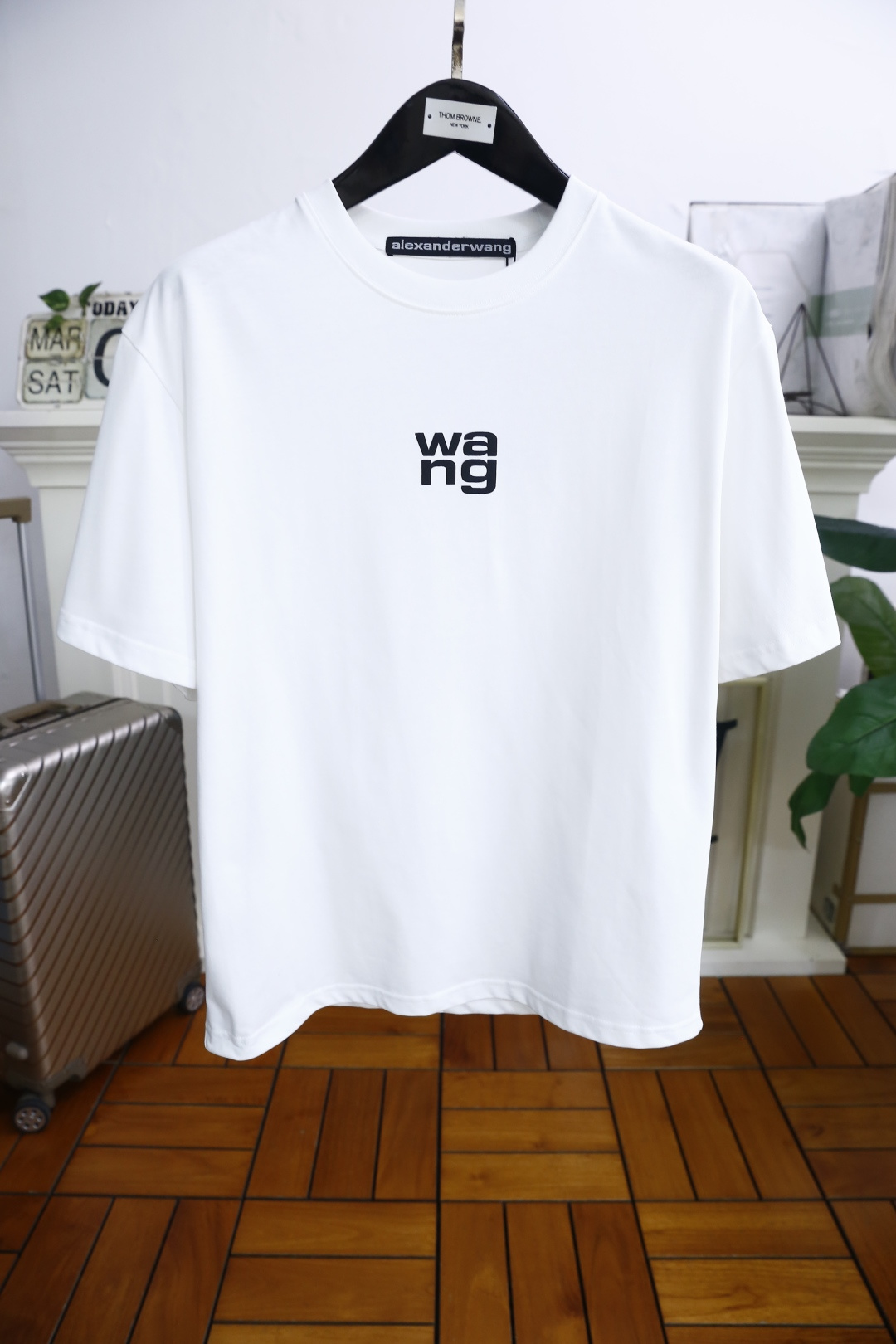 NO:138121,Alexander King. 2025 summer new product for men's round neck short sleeves, luxury brand letter LOGO logo on the chest, you can appreciate the youthfulness and fashion sense brought by this design!  The overall style is fashionable and trendy, using comfortable pure cotton fabric, soft, skin-friendly and breathable, and has a very crisp and drape. The upper body is fashionable and fashionable, and it is a must-have item for trendy men!  Counter size 48-56, shipped the next day!  ,alexander wang,T-shirt,alexander wang19860909亚历山大王. 2025夏季新品男士圆领短袖胸前奢华品牌字母LOGO标识标注上身就能体会这款设计带来的年轻与时尚感！整体时尚而有潮流,采用舒适纯棉面料 柔软亲肤透气 ,又有很好的挺括 垂感 上身时尚潮流色系,潮男必备单品！专柜尺码48-56,隔天出货！,,alexander wang,T-shirt,alexander wang,Men's clothing