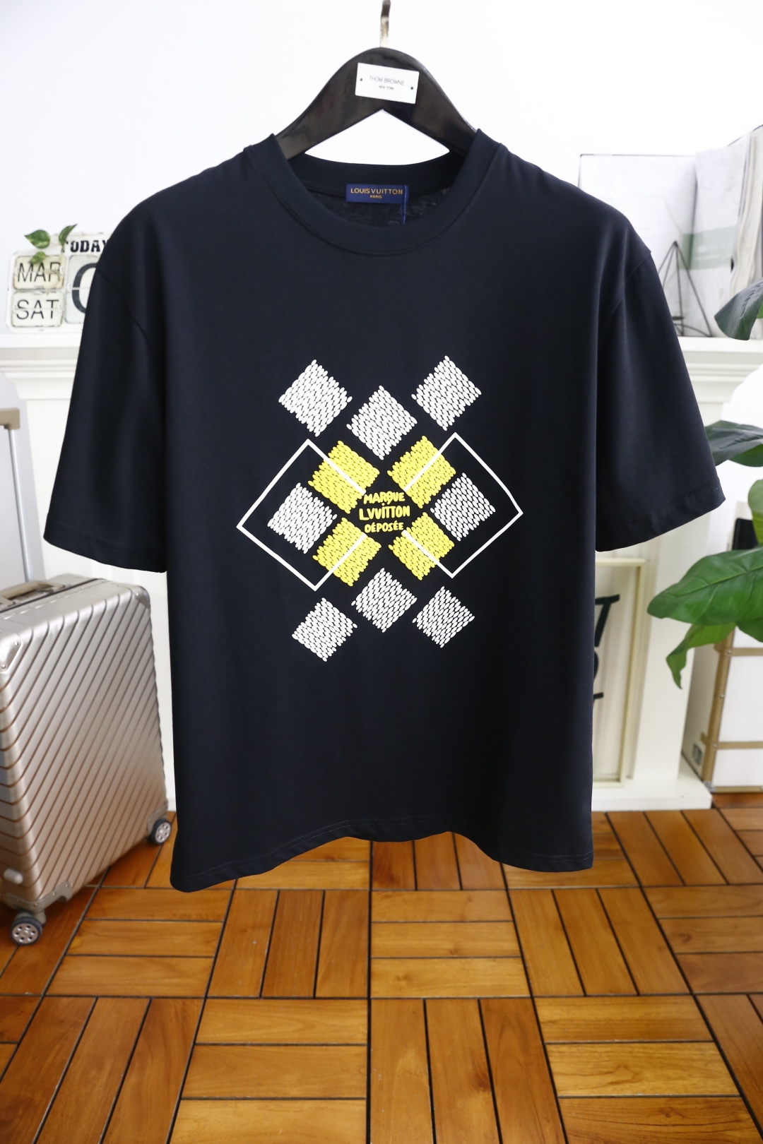 NO:136809,Louis Vuitt*n. New summer style!  Fashionable and casual round neck short-sleeved fashion item design, more fashionable and comfortable, high-standard customization, very stylish upper body, luxurious classic letter LOGO pattern on the chest, customer-supplied auxiliary materials, imported high-end pure cotton fabric with very delicate texture, exquisite details and exquisite craftsmanship, extremely shaping item, can be matched with any fashion, super good style, a must-have item for trendy men. Counter code: M-3XL, shipped the next day!  ,,louis vuitton,louis vuitton,T-shirt,alexander wang19860909路易威*/Louis Vuitt*n. 夏季新款！时尚休闲圆领短袖时尚单品设计,更加时尚舒适,高标准定制,上身非常有型,胸前奢华经典字母LOGO图案 客供辅料,客供进口高档纯棉面料质感非常细腻,细节工艺精湛考究,塑造性极高的一款单品,任何时装都可以搭配,版型超级好 潮男必备单品 专柜码:M-3XL,隔天出货！,,louis vuitton,louis vuitton,T-shirt,alexander wang,Men's clothing