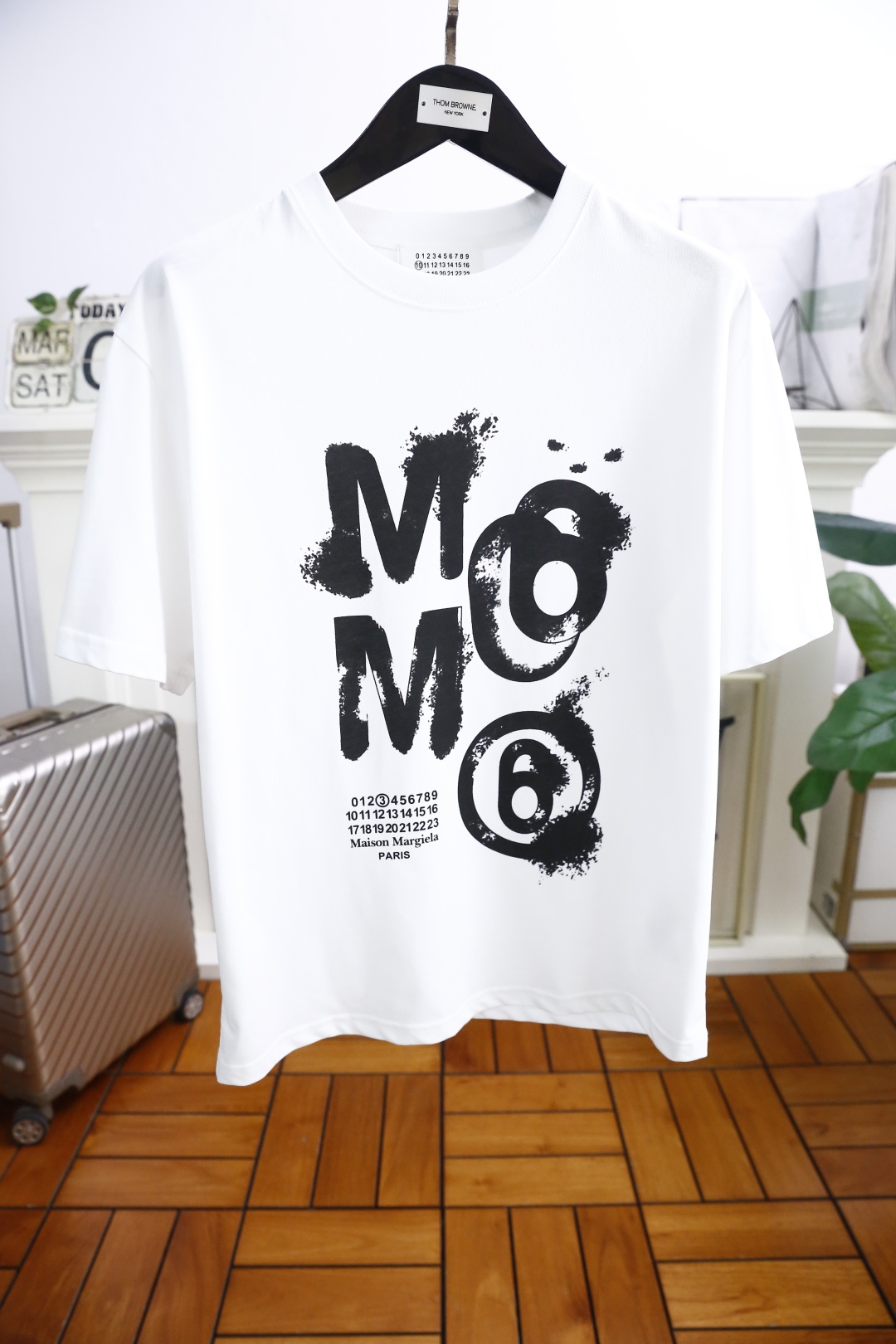 NO:136800,Martin Magira. New summer style!  Fashionable and casual round neck short-sleeved fashion item design, more fashionable and comfortable, high-standard customization, very stylish upper body, luxurious and classic brand LOGO pattern, customer-supplied auxiliary materials, customer-supplied imported high-end European cotton fabric with very delicate texture, exquisite details and exquisite craftsmanship, extremely shaping item, can be matched with any fashion, super good style, a must-have item for trendy men. Counter code: M-3XL, shipped the next day!  ,,masion margiela,T-shirt,alexander wang19860909马丁马吉拉. 夏季新款！时尚休闲圆领短袖时尚单品设计,更加时尚舒适,高标准定制,上身非常有型,奢华经典品牌LOGO图案 客供辅料,客供进口高档欧洲棉面料质感非常细腻,细节工艺精湛考究,塑造性极高的一款单品,任何时装都可以搭配,版型超级好 潮男必备单品 专柜码:M-3XL,隔天出货！,,masion margiela,T-shirt,alexander wang,Men's clothing