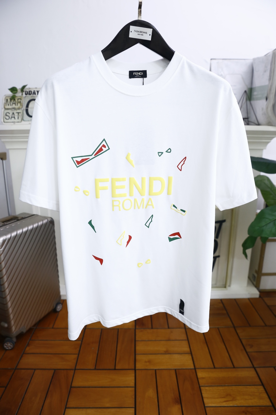NO:138105,Fendi/Fe*di. 2025 summer new product for men's round neck short sleeves, luxury brand letter LOGO logo on the chest, you can appreciate the youthfulness and fashion sense brought by this design!  The overall style is fashionable and trendy, using comfortable pure cotton fabric, soft, skin-friendly and breathable, and has a very crisp and drape. The upper body is fashionable and fashionable, and it is a must-have item for trendy men!  Counter size 48-56, shipped the next day!  ,fendi,T-shirt,alexander wang19860909芬迪/Fe*di. 2025夏季新品男士圆领短袖胸前奢华品牌字母LOGO标识标注上身就能体会这款设计带来的年轻与时尚感！整体时尚而有潮流,采用舒适纯棉面料 柔软亲肤透气 ,又有很好的挺括 垂感 上身时尚潮流色系,潮男必备单品！专柜尺码48-56,隔天出货！,,fendi,T-shirt,alexander wang,Men's clothing