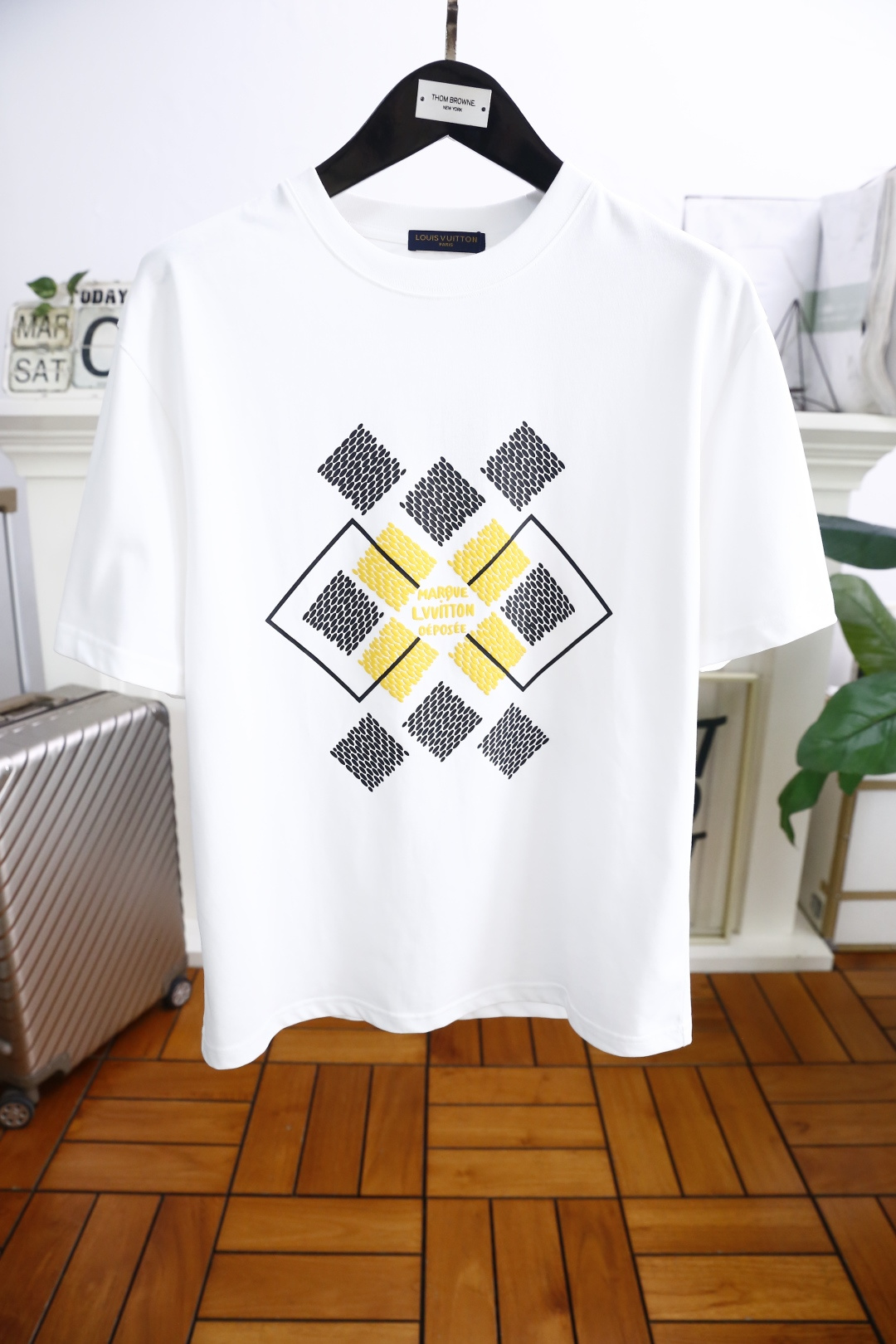 NO:138097,Louis Vuitt*n. New summer 2025!  Fashionable and casual round neck short-sleeved fashion item design, more fashionable and comfortable, high-standard customization, very stylish upper body, luxurious classic letter LOGO pattern on the chest, customer-supplied auxiliary materials, imported high-end pure cotton fabric with very delicate texture, exquisite details and exquisite craftsmanship, extremely shaping item, can be matched with any fashion, super good style, a must-have item for trendy men. Counter code: M-3XL, shipped the next day!  ,,louis vuitton,louis vuitton,T-shirt,alexander wang19860909路易威*/Louis Vuitt*n. 2025夏季新款！时尚休闲圆领短袖时尚单品设计,更加时尚舒适,高标准定制,上身非常有型,胸前奢华经典字母LOGO图案 客供辅料,客供进口高档纯棉面料质感非常细腻,细节工艺精湛考究,塑造性极高的一款单品,任何时装都可以搭配,版型超级好 潮男必备单品 专柜码:M-3XL,隔天出货！,,louis vuitton,louis vuitton,T-shirt,alexander wang,Men's clothing