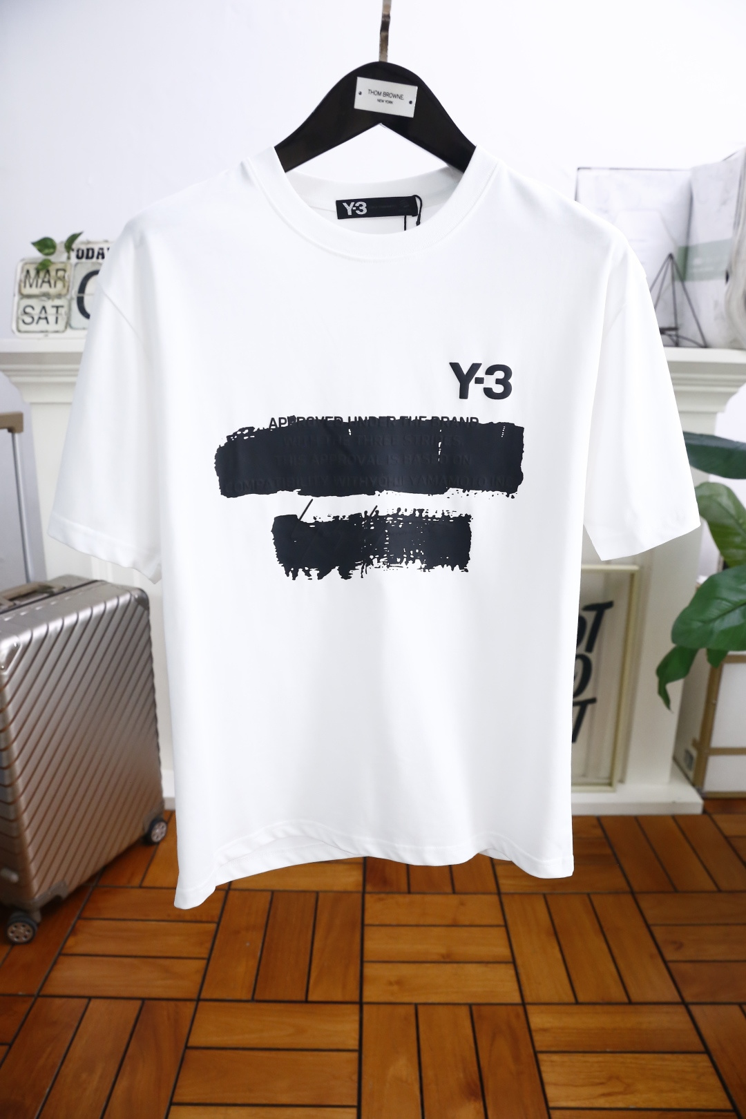 NO:136803,Y-3/Yamamoto Yoji. New summer style!  Fashionable and casual round neck short-sleeved fashion item design, more fashionable and comfortable, high-standard customization, very stylish upper body, luxurious and classic brand LOGO pattern, customer-supplied auxiliary materials, customer-supplied imported high-end European cotton fabric with very delicate texture, exquisite details and exquisite craftsmanship, extremely shaping item, can be matched with any fashion, super good style, a must-have item for trendy men. Counter code: M-3XL, shipped the next day!  ,T-shirt,alexander wang19860909Y-3/山本耀司. 夏季新款！时尚休闲圆领短袖时尚单品设计,更加时尚舒适,高标准定制,上身非常有型,奢华经典品牌LOGO图案 客供辅料,客供进口高档欧洲棉面料质感非常细腻,细节工艺精湛考究,塑造性极高的一款单品,任何时装都可以搭配,版型超级好 潮男必备单品 专柜码:M-3XL,隔天出货！,,T-shirt,alexander wang,Men's clothing